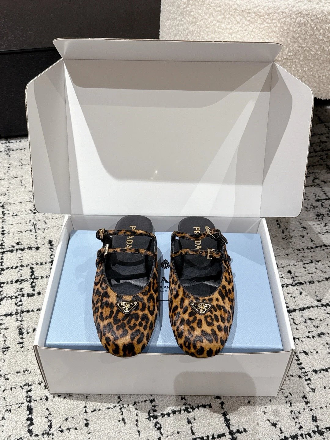 프라다 더블 스트랩 레오파드 프린트 발레리나 플랫 슈즈