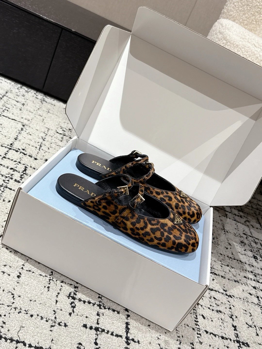 프라다 더블 스트랩 레오파드 프린트 발레리나 플랫 슈즈