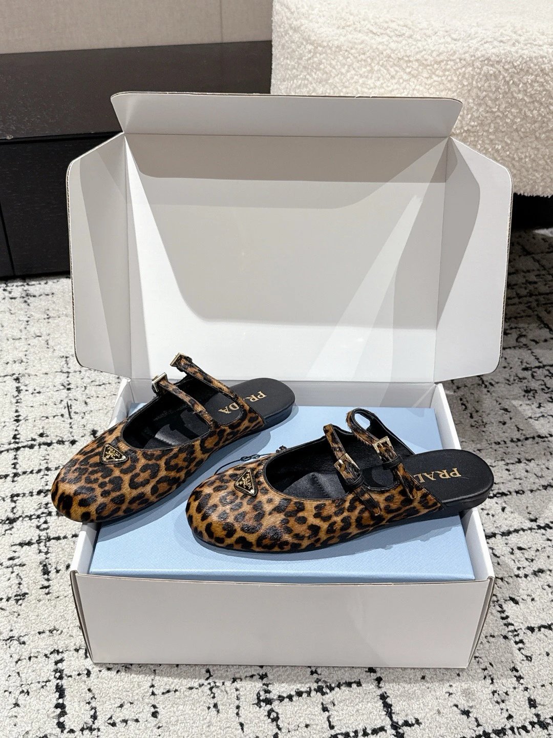 프라다 더블 스트랩 레오파드 프린트 발레리나 플랫 슈즈
