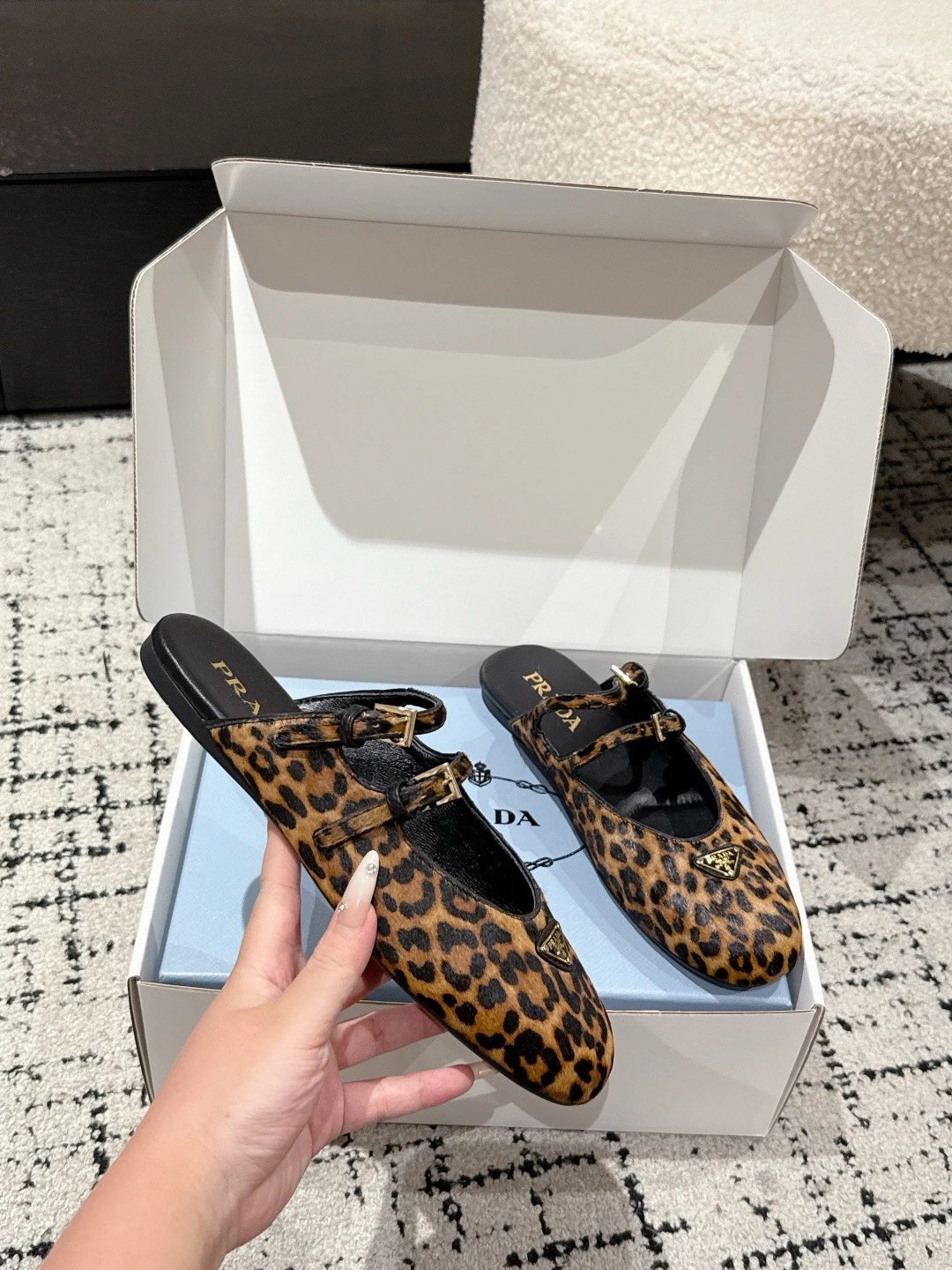 프라다 더블 스트랩 레오파드 프린트 발레리나 플랫 슈즈