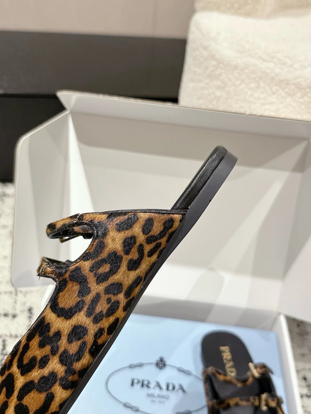 프라다 더블 스트랩 레오파드 프린트 발레리나 플랫 슈즈