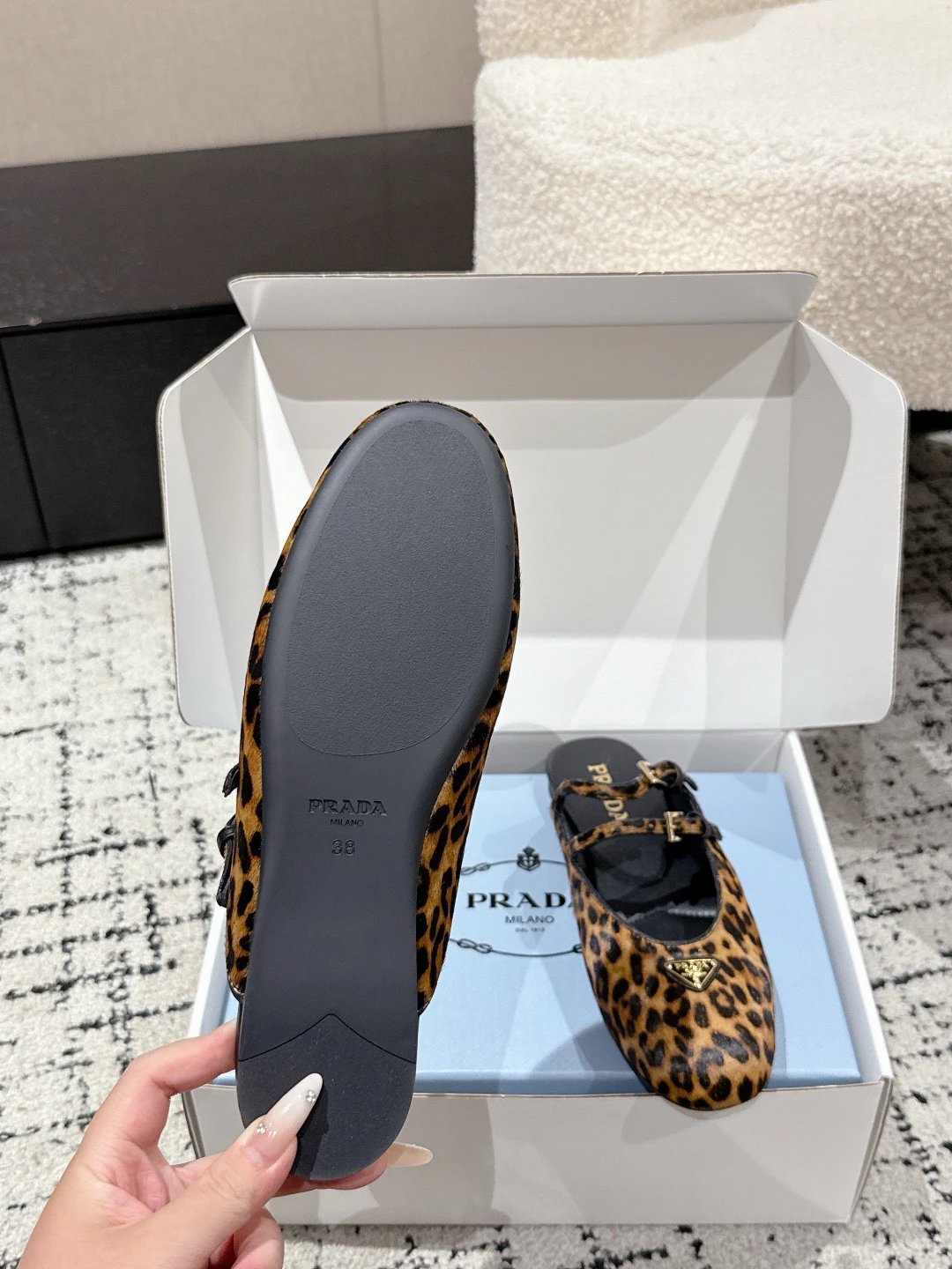 프라다 더블 스트랩 레오파드 프린트 발레리나 플랫 슈즈