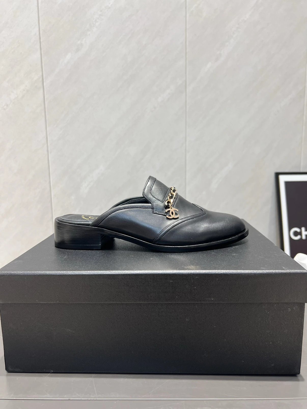 샤넬 골드 체인 블로퍼 뮬 G36421