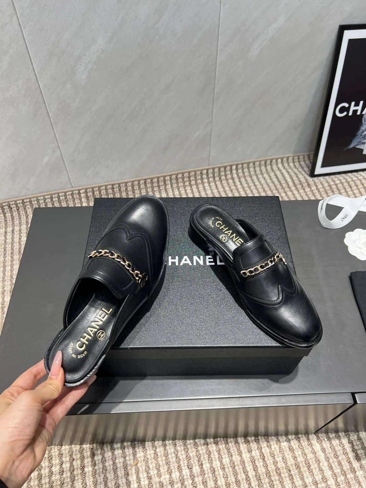 샤넬 골드 체인 블로퍼 뮬 G36421