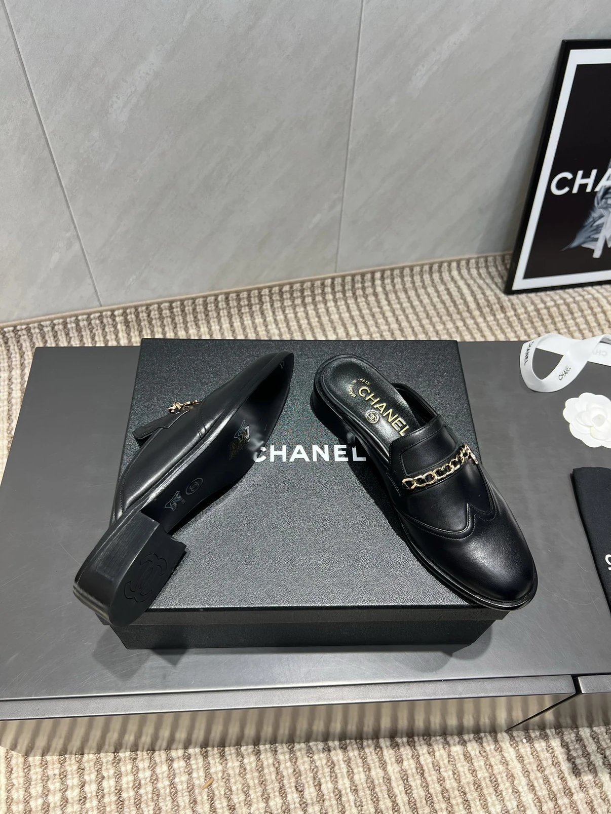 샤넬 골드 체인 블로퍼 뮬 G36421