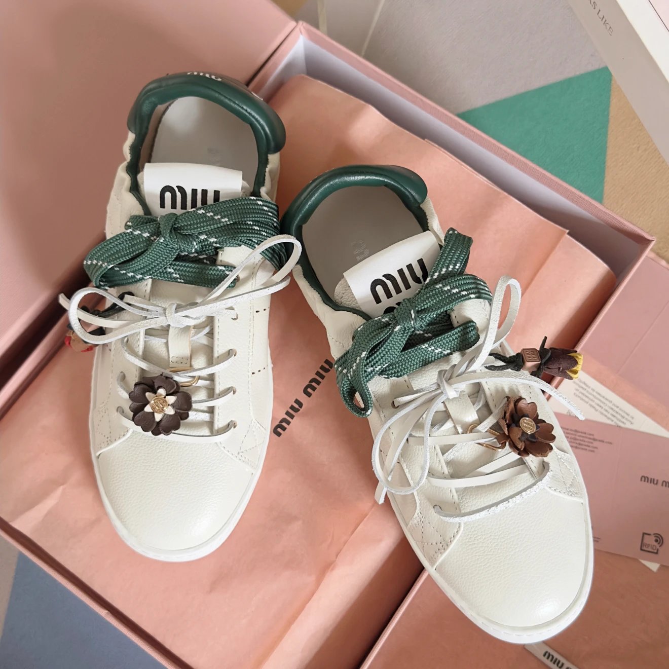 미우미우 레더 스니커즈 화이트 그린