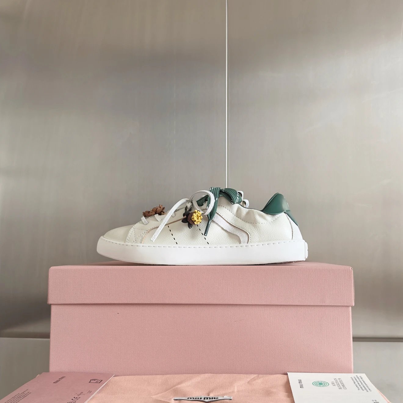 미우미우 레더 스니커즈 화이트 그린