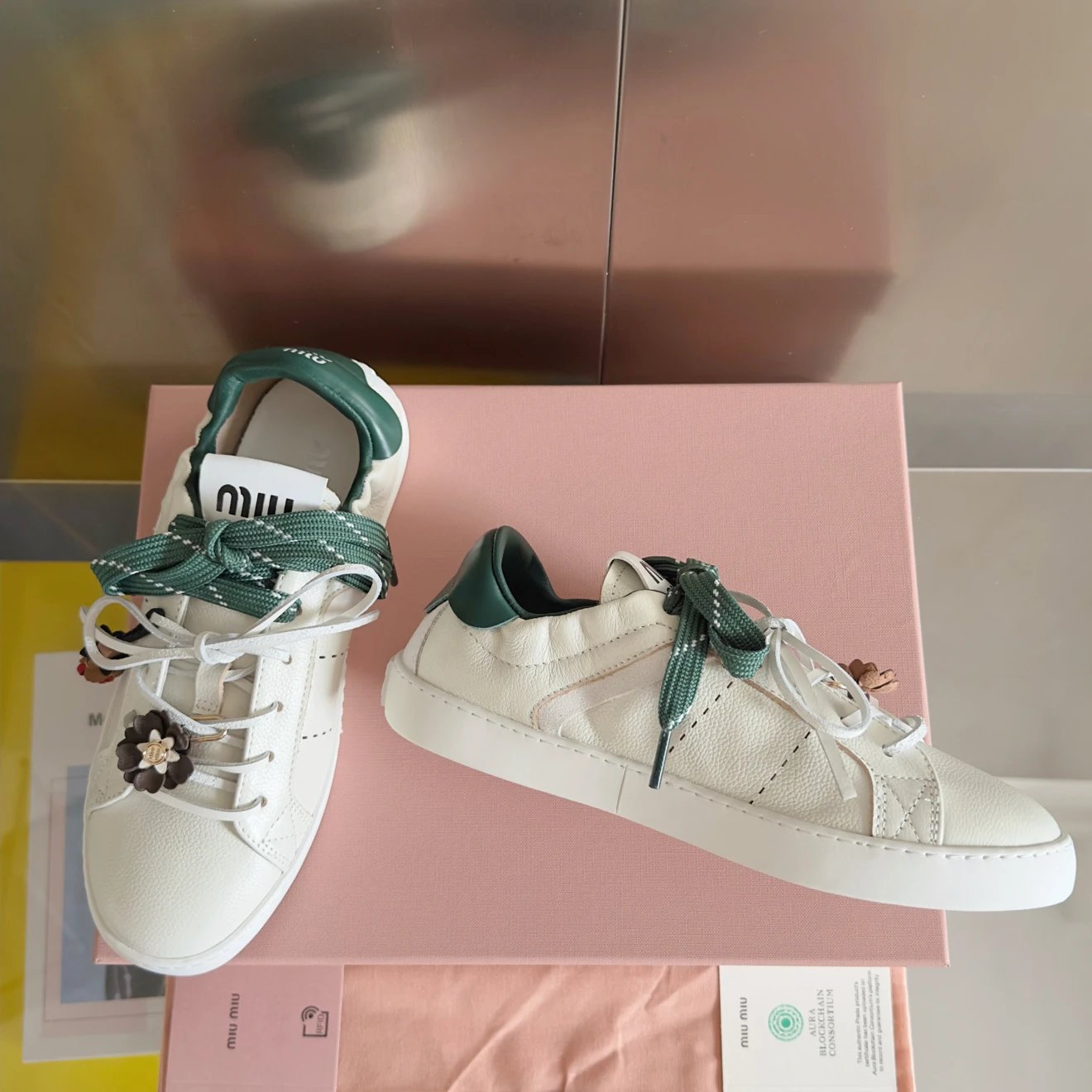 미우미우 레더 스니커즈 화이트 그린