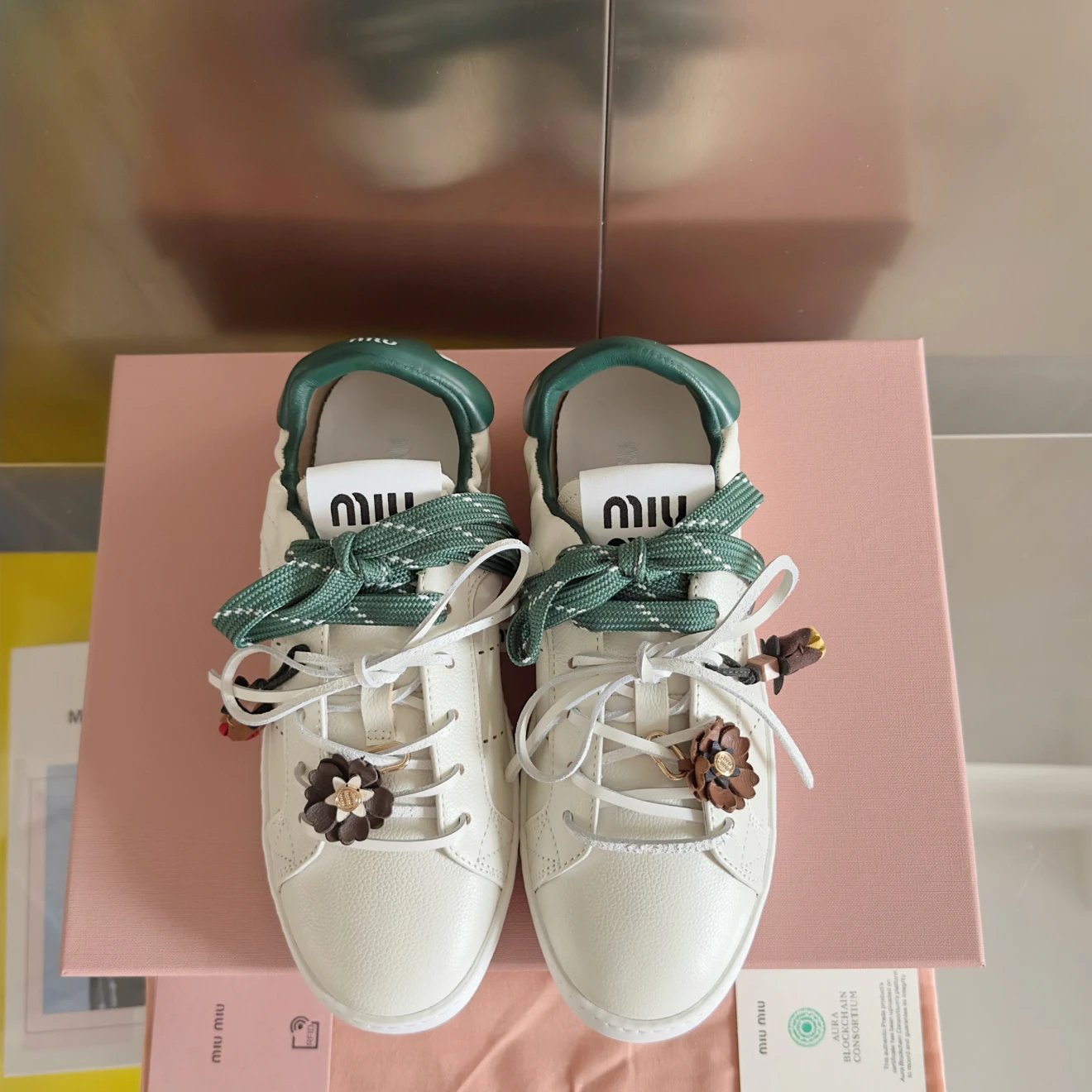 미우미우 레더 스니커즈 화이트 그린