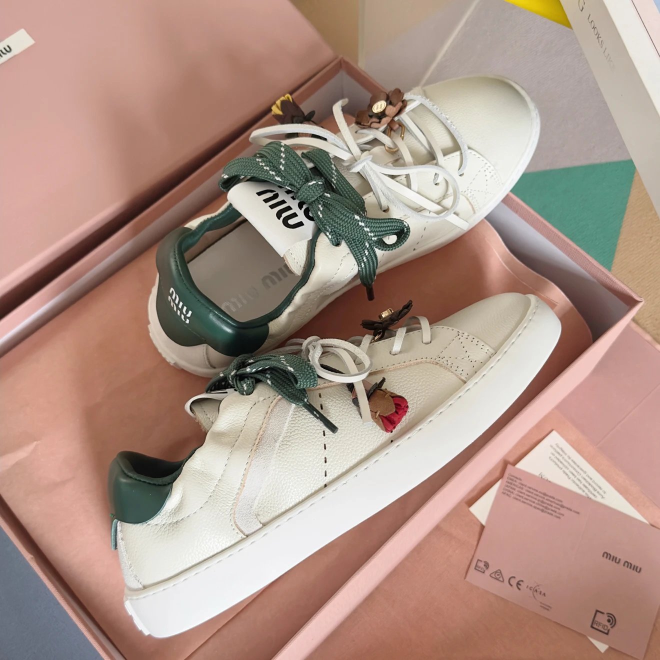 미우미우 레더 스니커즈 화이트 그린