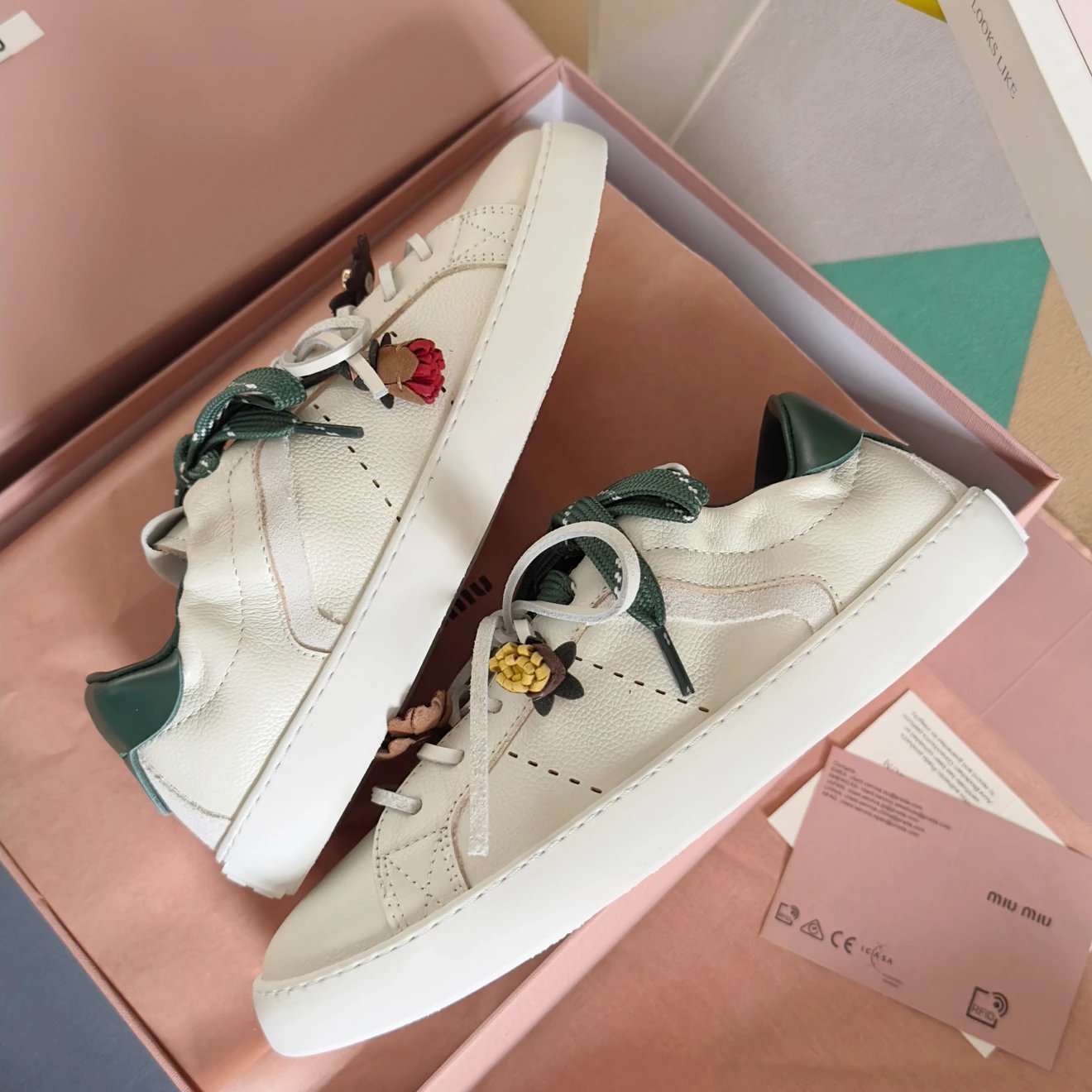 미우미우 레더 스니커즈 화이트 그린