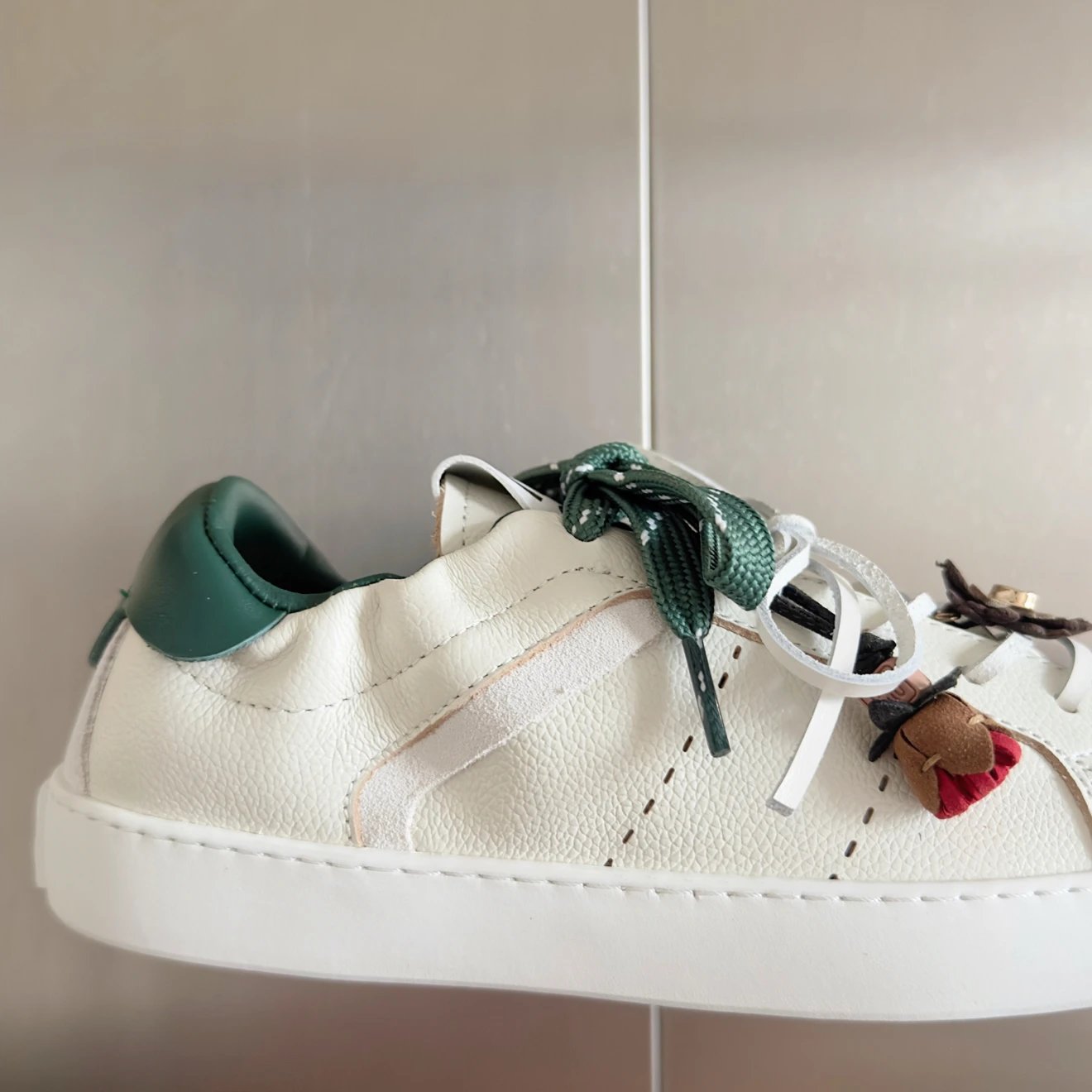미우미우 레더 스니커즈 화이트 그린
