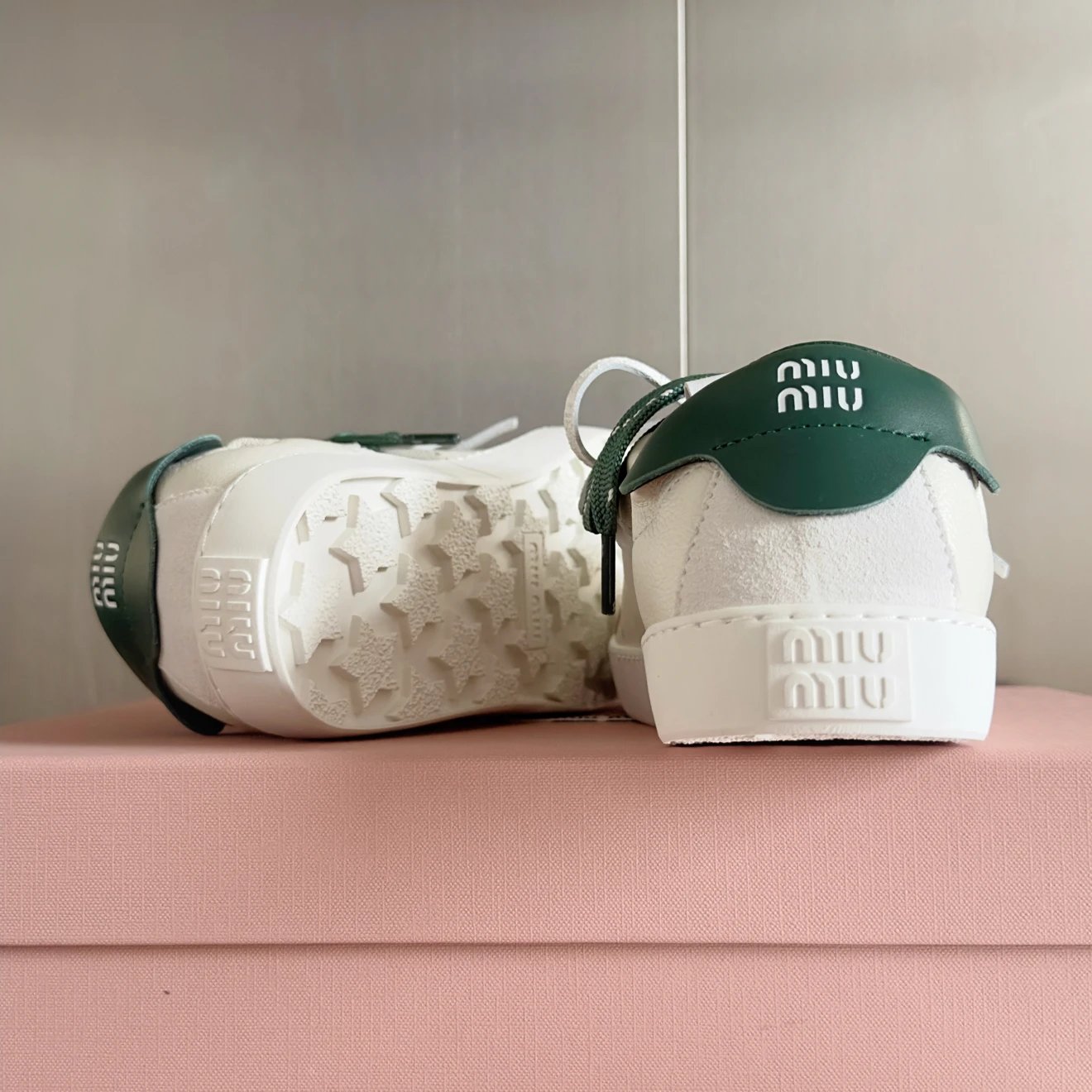 미우미우 레더 스니커즈 화이트 그린