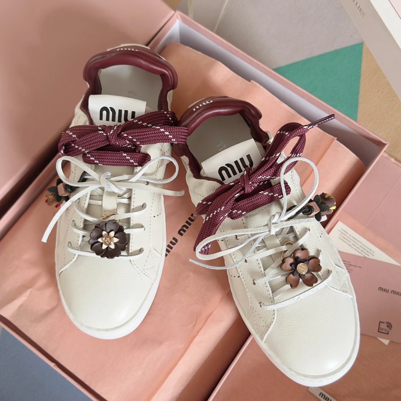 미우미우 레더 스니커즈 화이트 크림슨