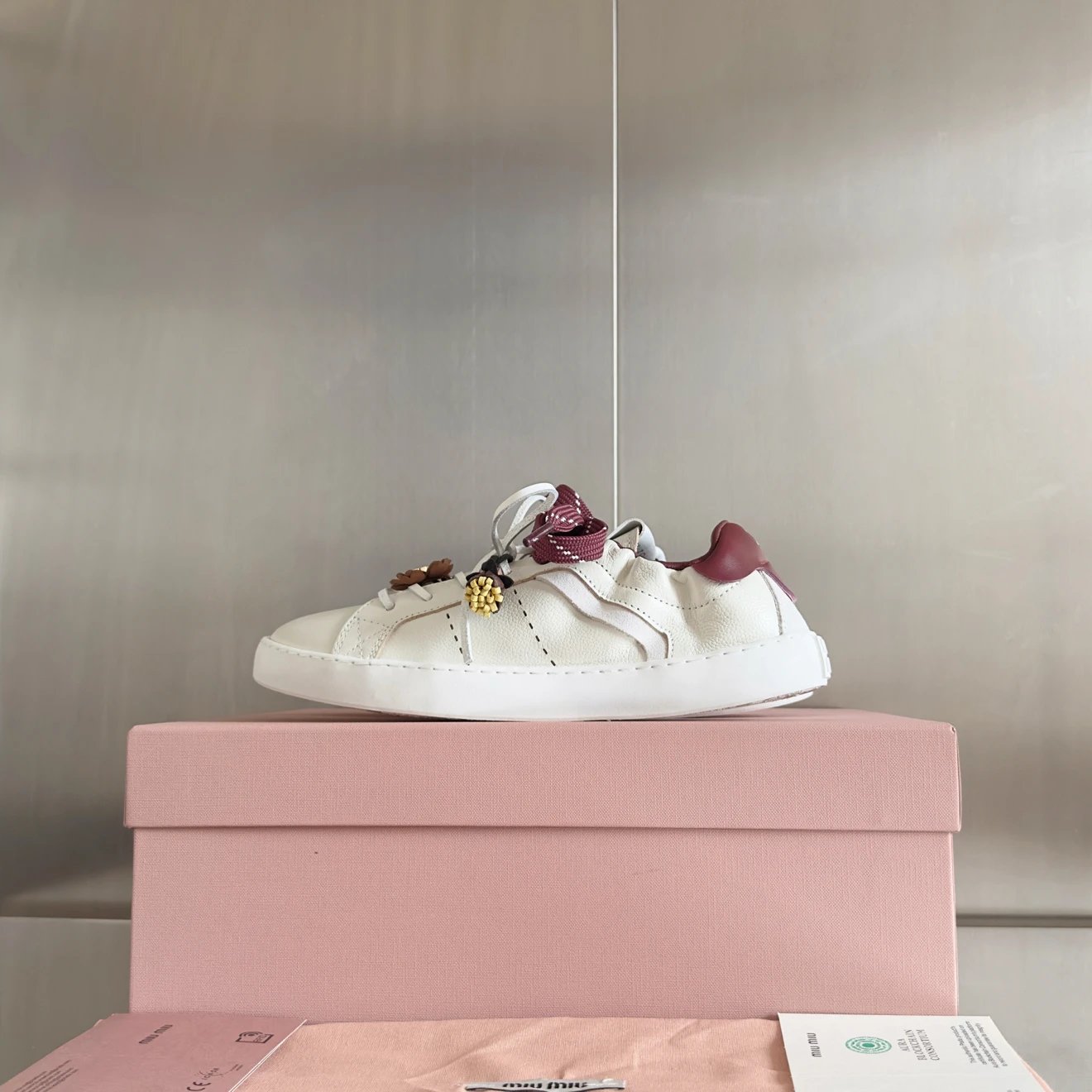 미우미우 레더 스니커즈 화이트 크림슨