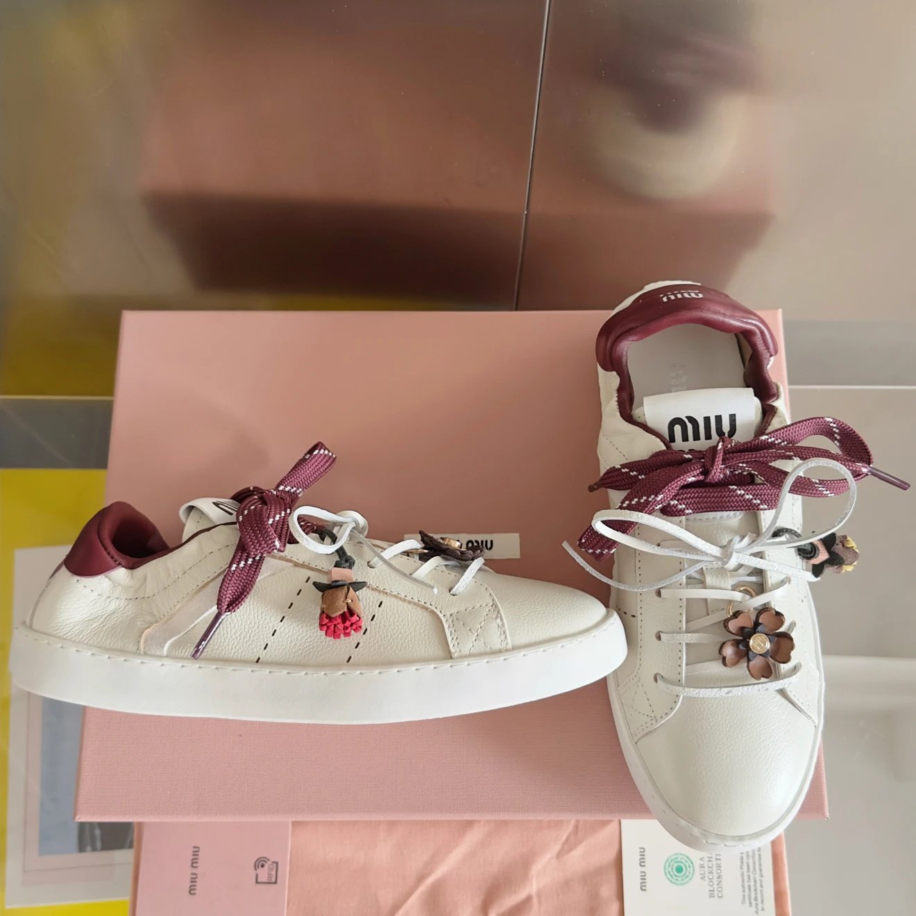 미우미우 레더 스니커즈 화이트 크림슨