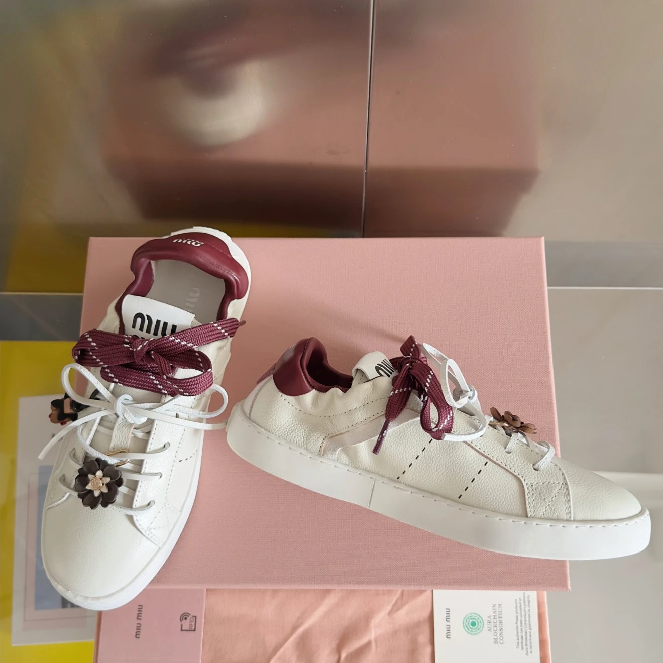 미우미우 레더 스니커즈 화이트 크림슨