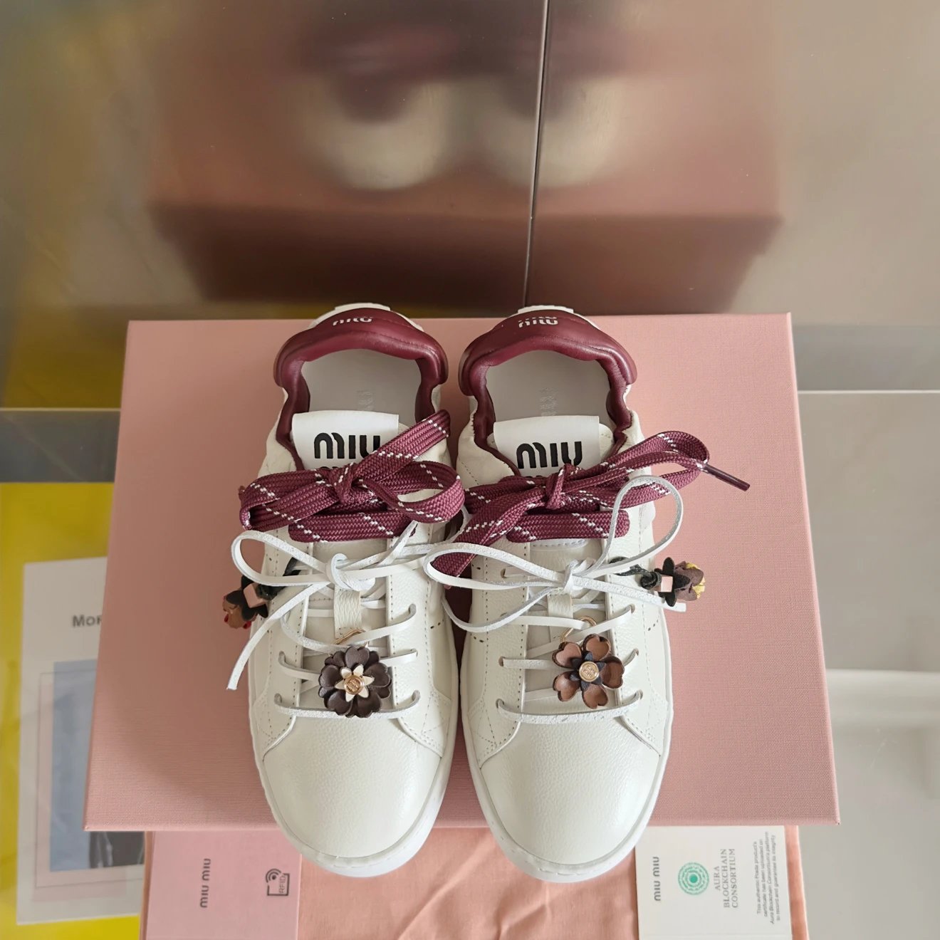 미우미우 레더 스니커즈 화이트 크림슨