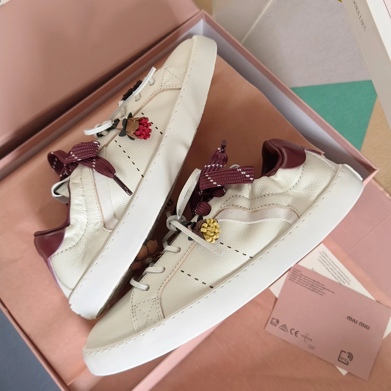 미우미우 레더 스니커즈 화이트 크림슨
