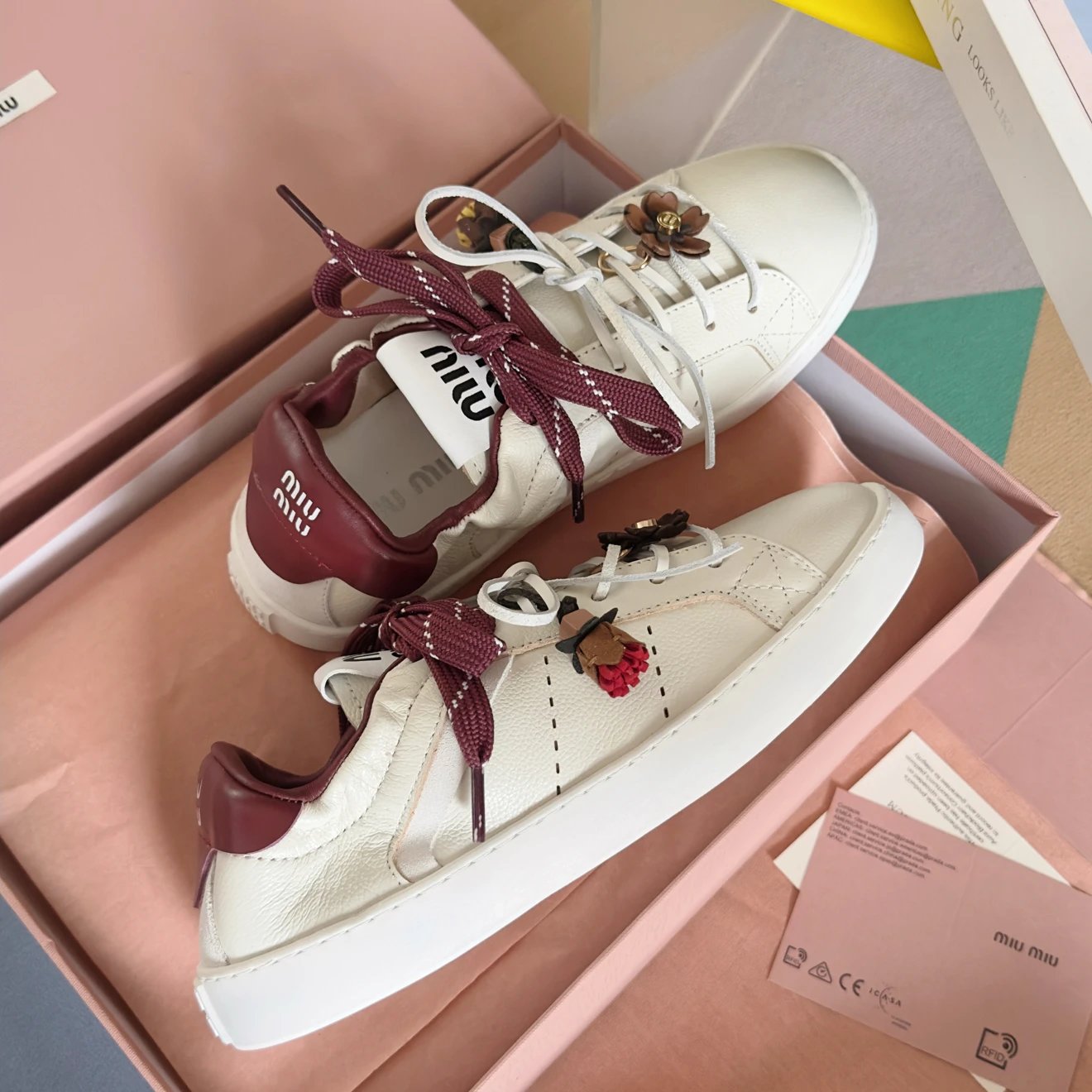 미우미우 레더 스니커즈 화이트 크림슨