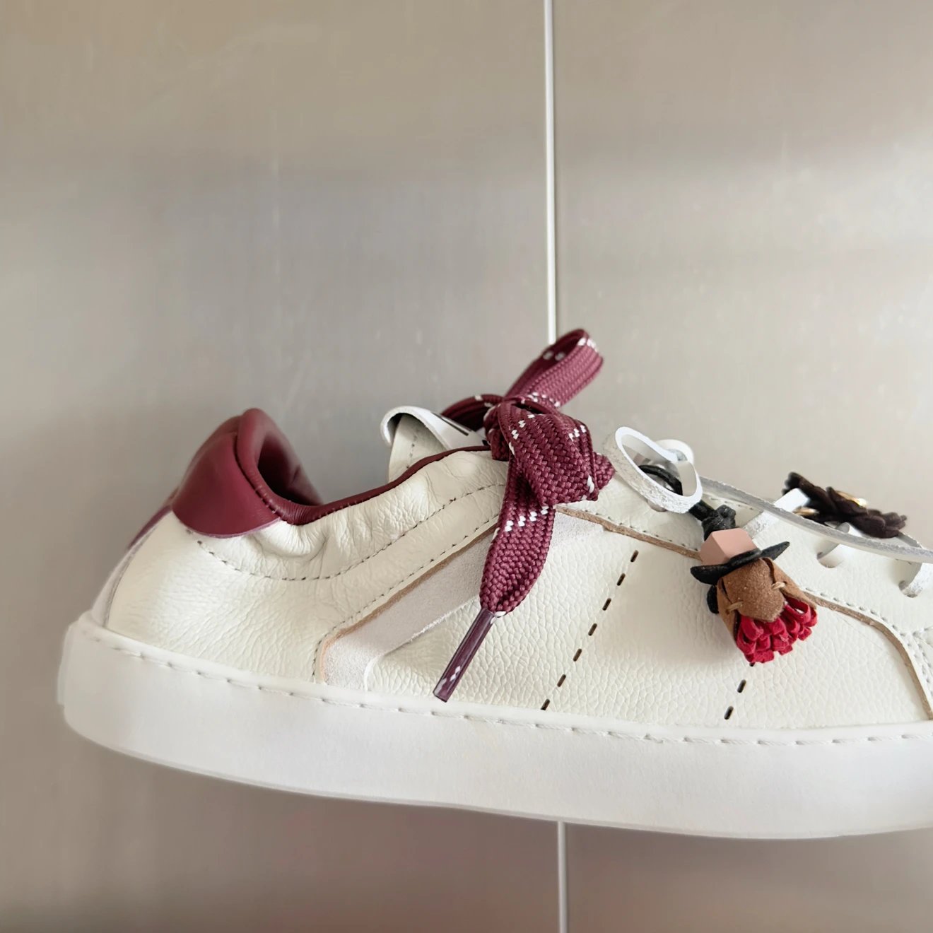 미우미우 레더 스니커즈 화이트 크림슨