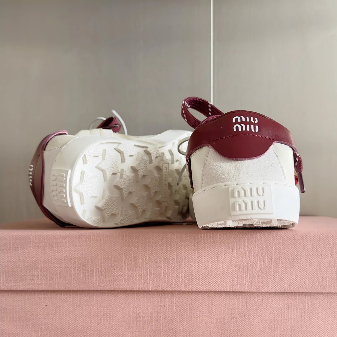미우미우 레더 스니커즈 화이트 크림슨
