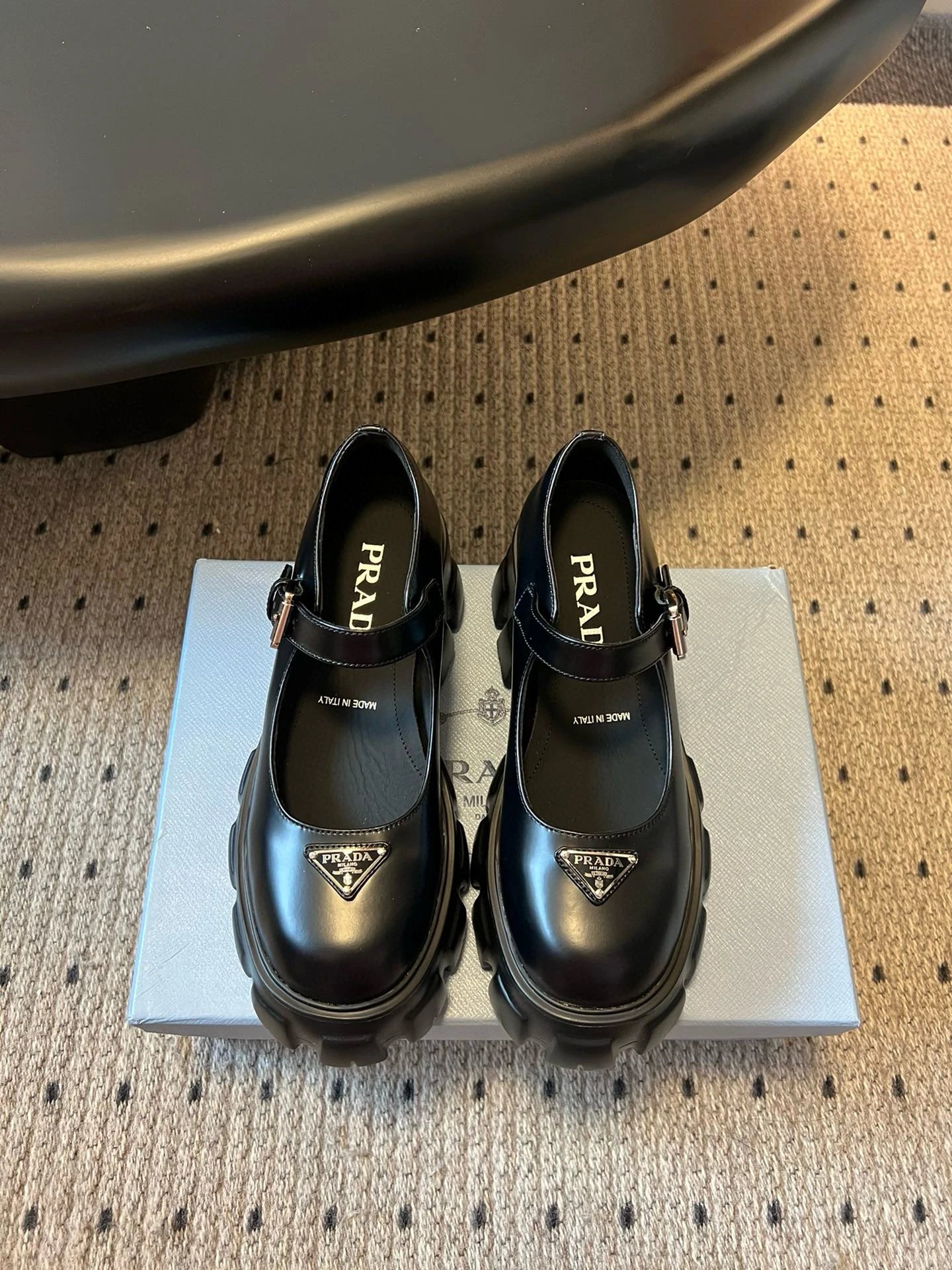 프라다 브러쉬드 레더 모놀리스 메리 제인 블랙