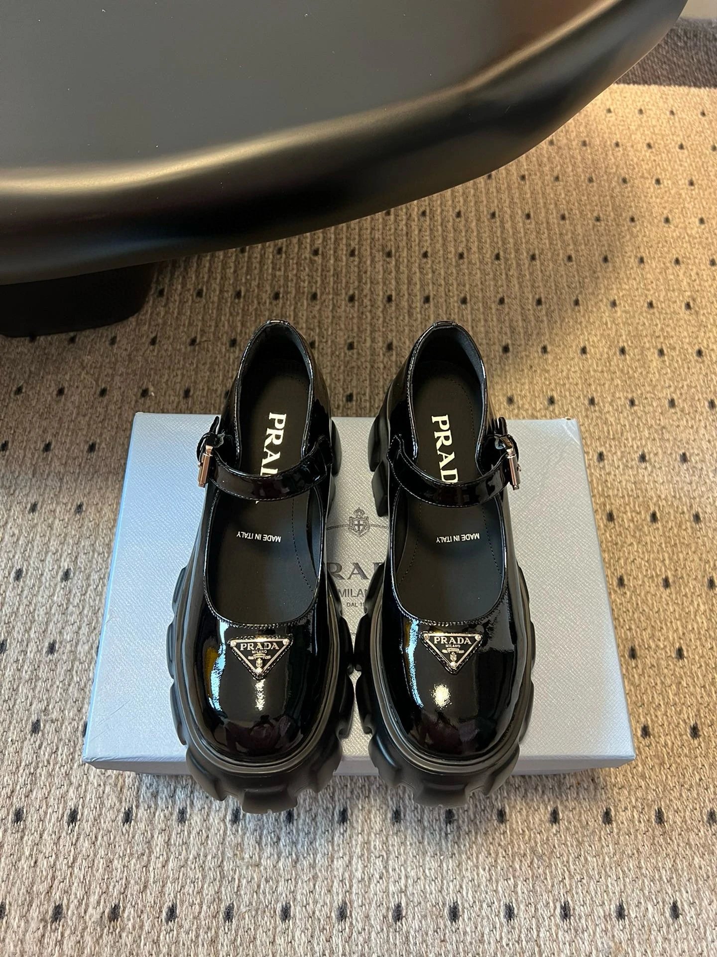 프라다 브러쉬드 레더 모놀리스 메리 제인 블랙