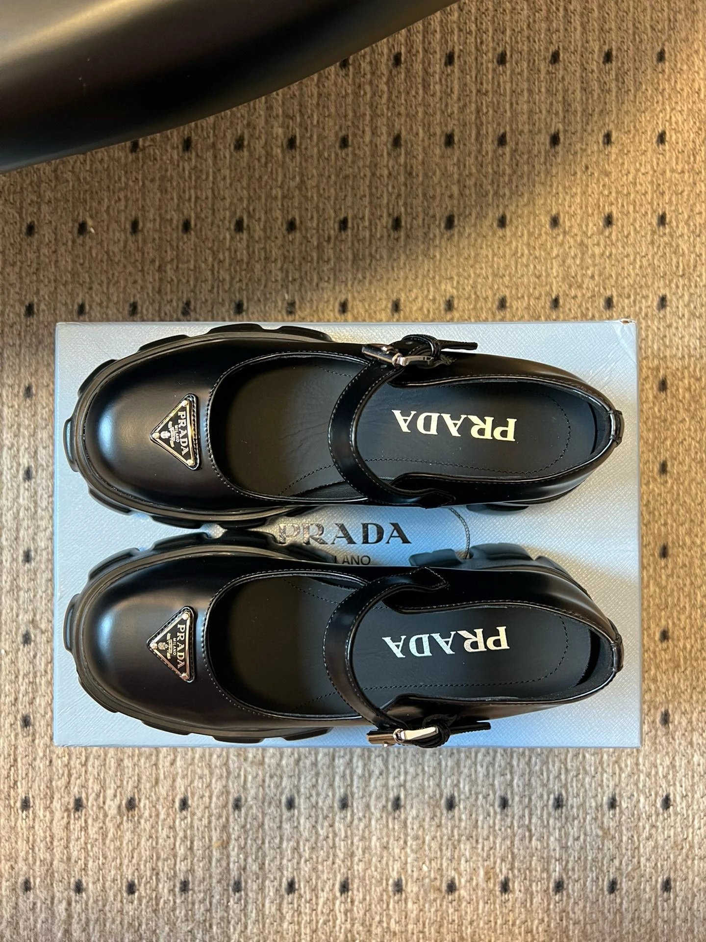 프라다 브러쉬드 레더 모놀리스 메리 제인 블랙