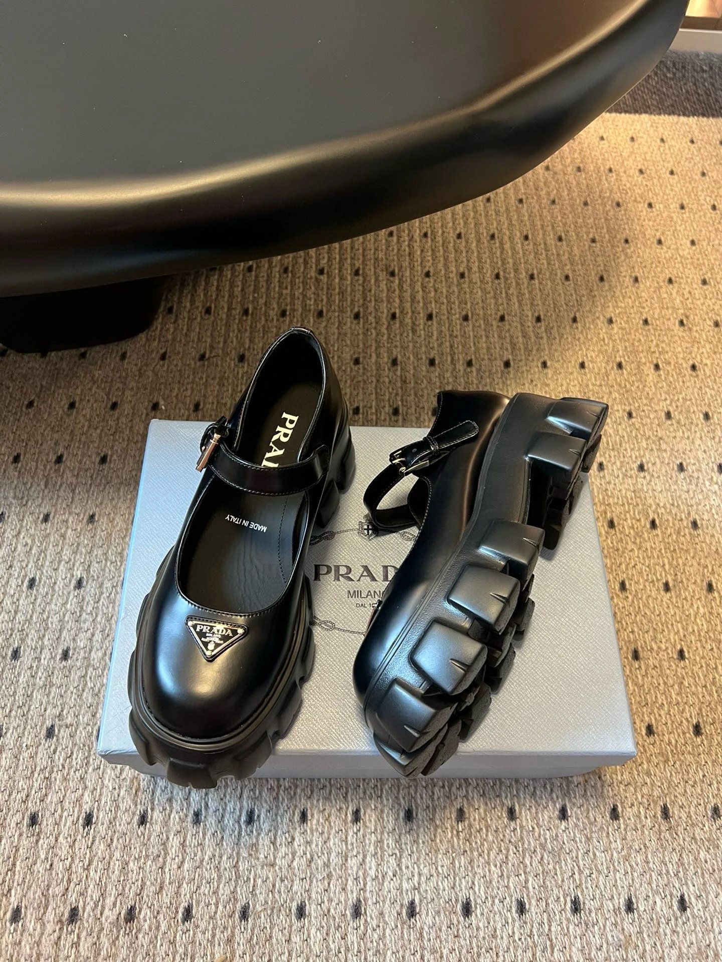 프라다 브러쉬드 레더 모놀리스 메리 제인 블랙