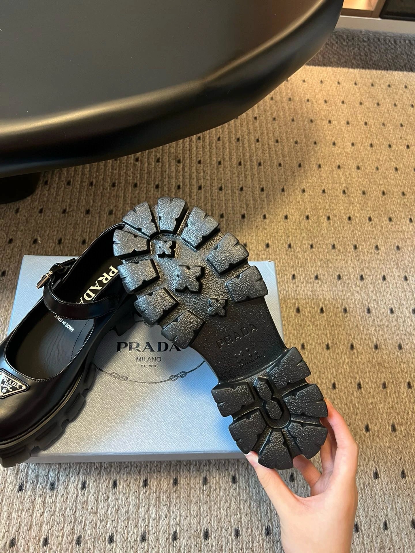 프라다 브러쉬드 레더 모놀리스 메리 제인 블랙