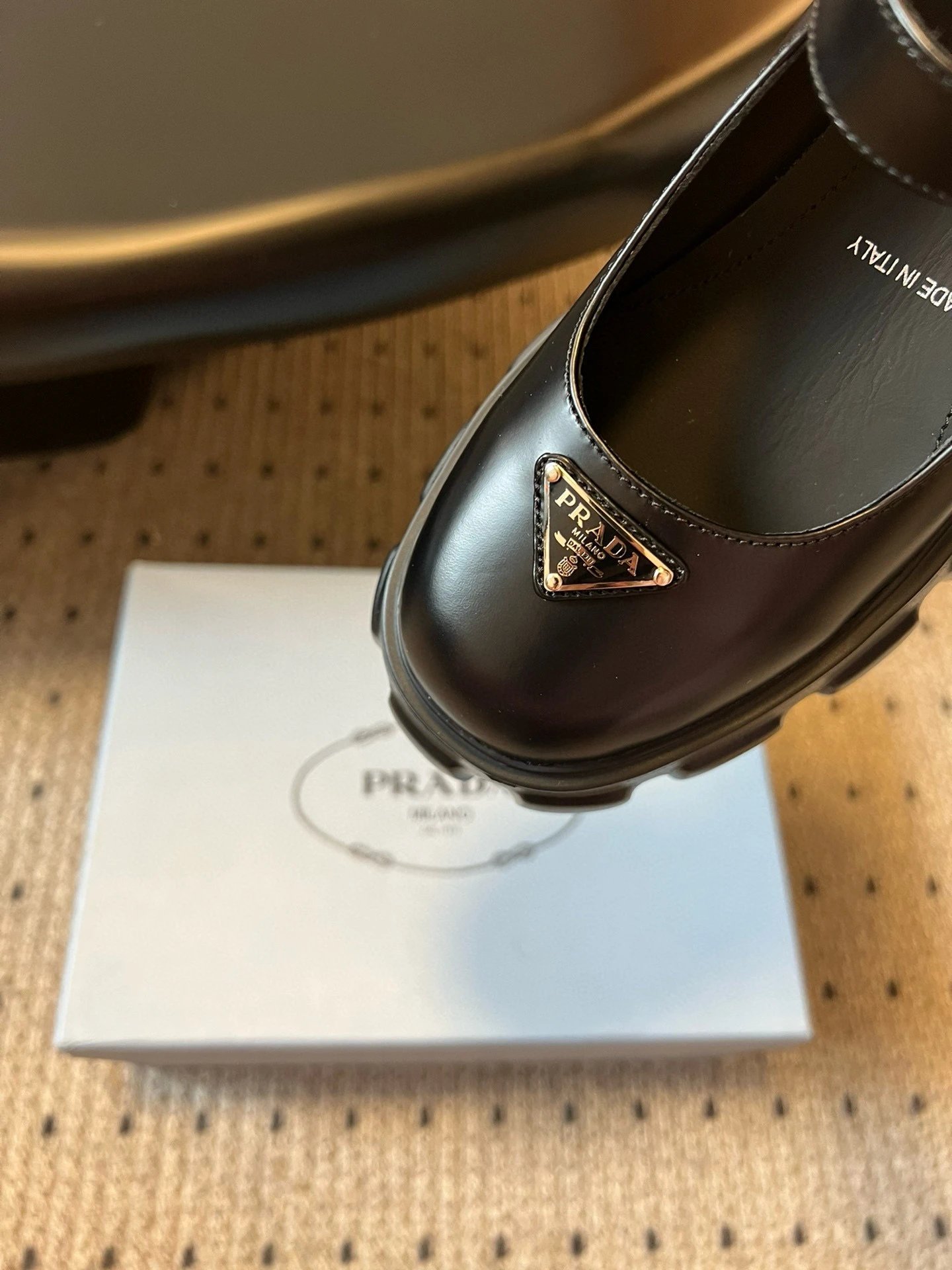 프라다 브러쉬드 레더 모놀리스 메리 제인 블랙