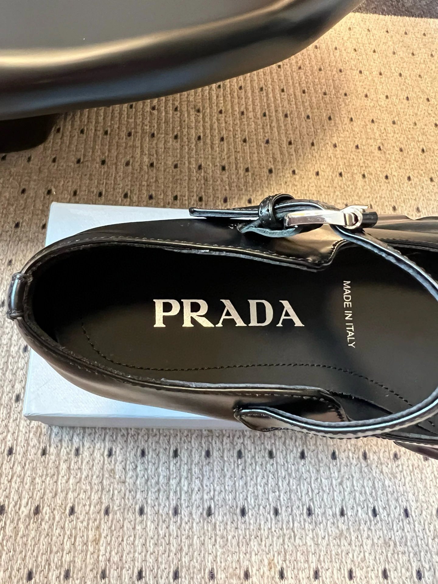 프라다 브러쉬드 레더 모놀리스 메리 제인 블랙