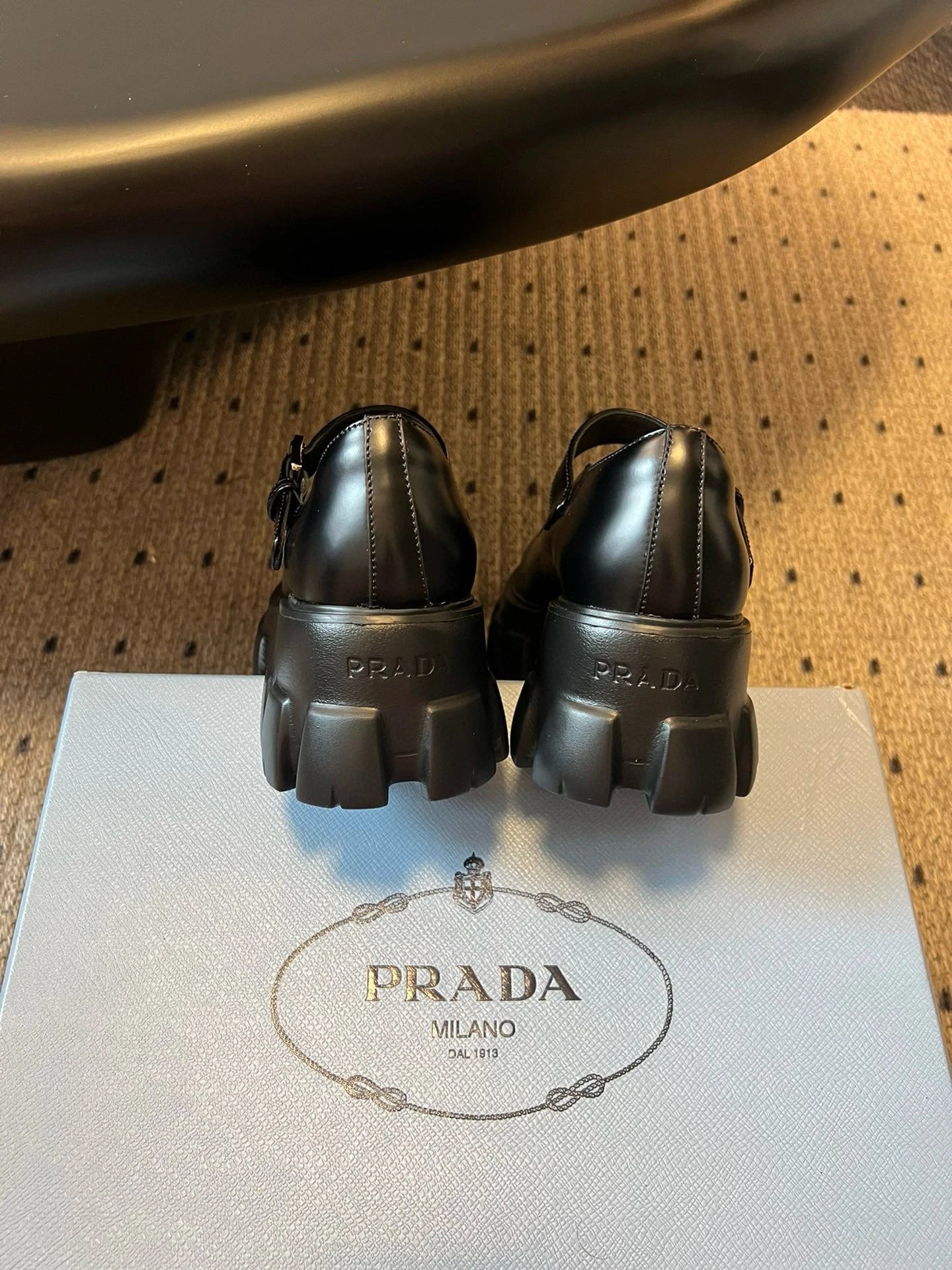 프라다 브러쉬드 레더 모놀리스 메리 제인 블랙