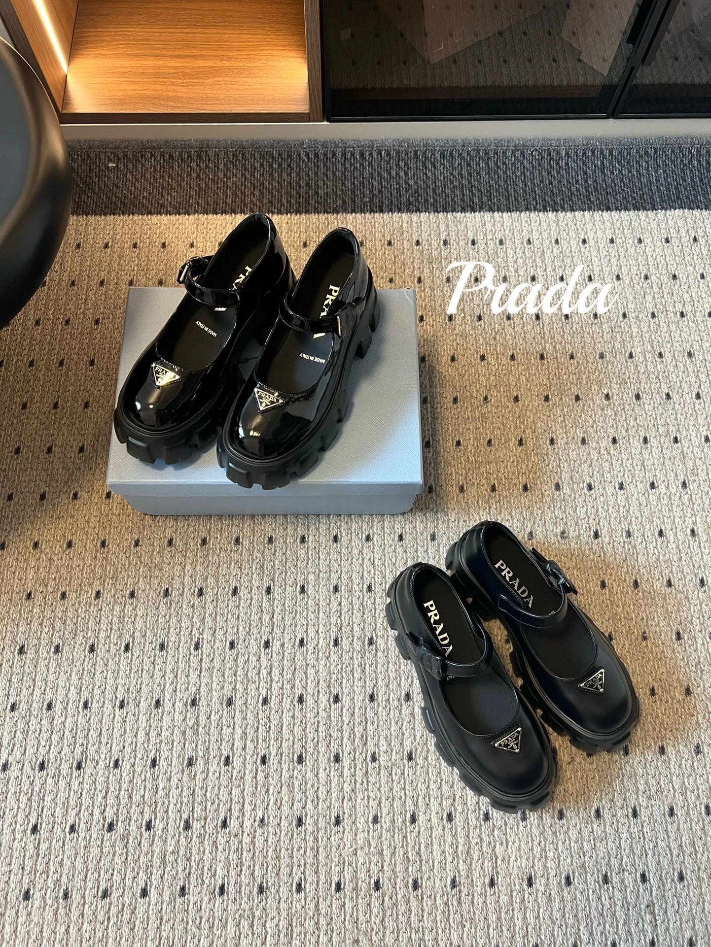 프라다 브러쉬드 레더 모놀리스 메리 제인 블랙