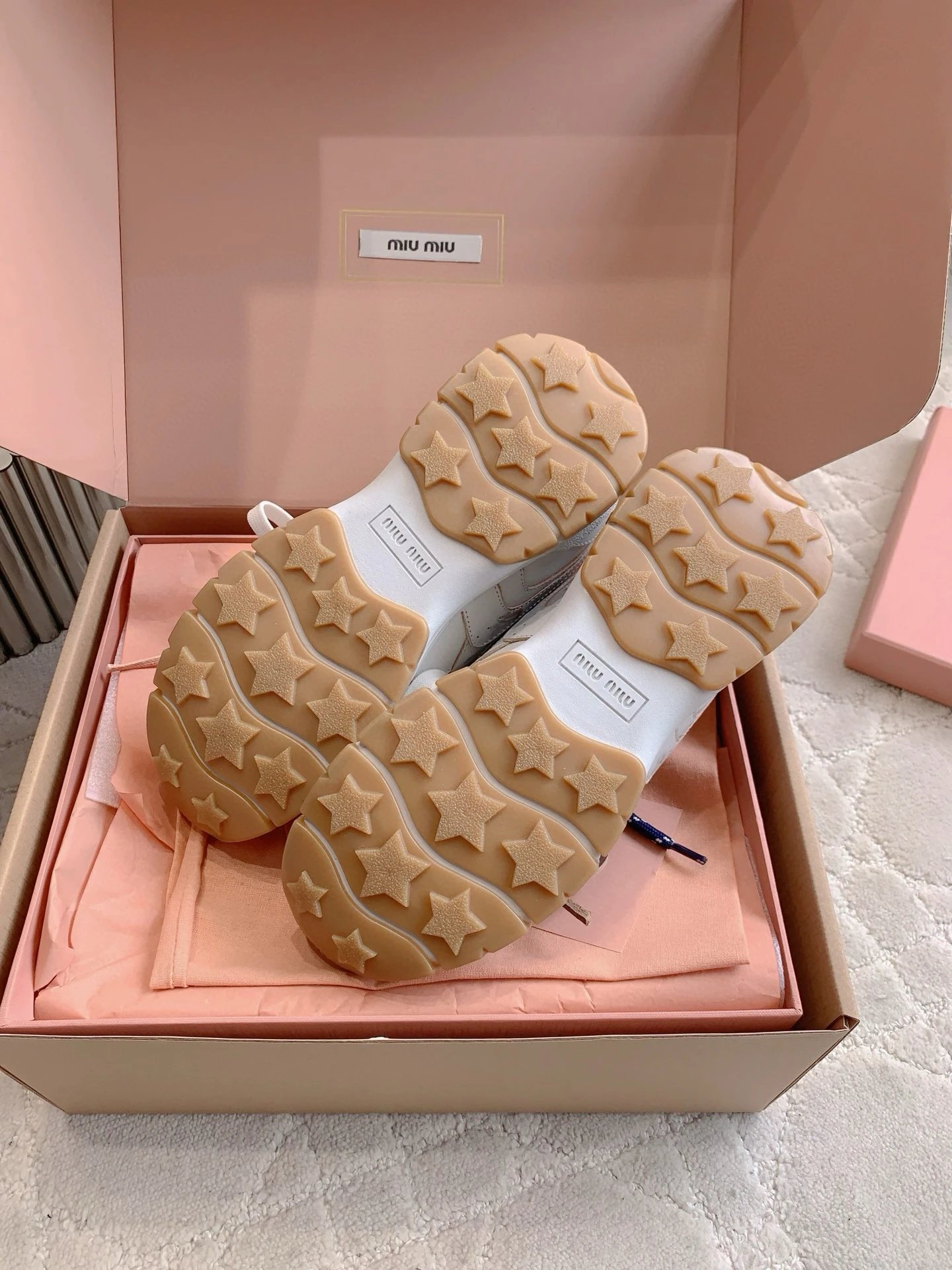 미우미우 X 뉴발란스 스니커즈 530