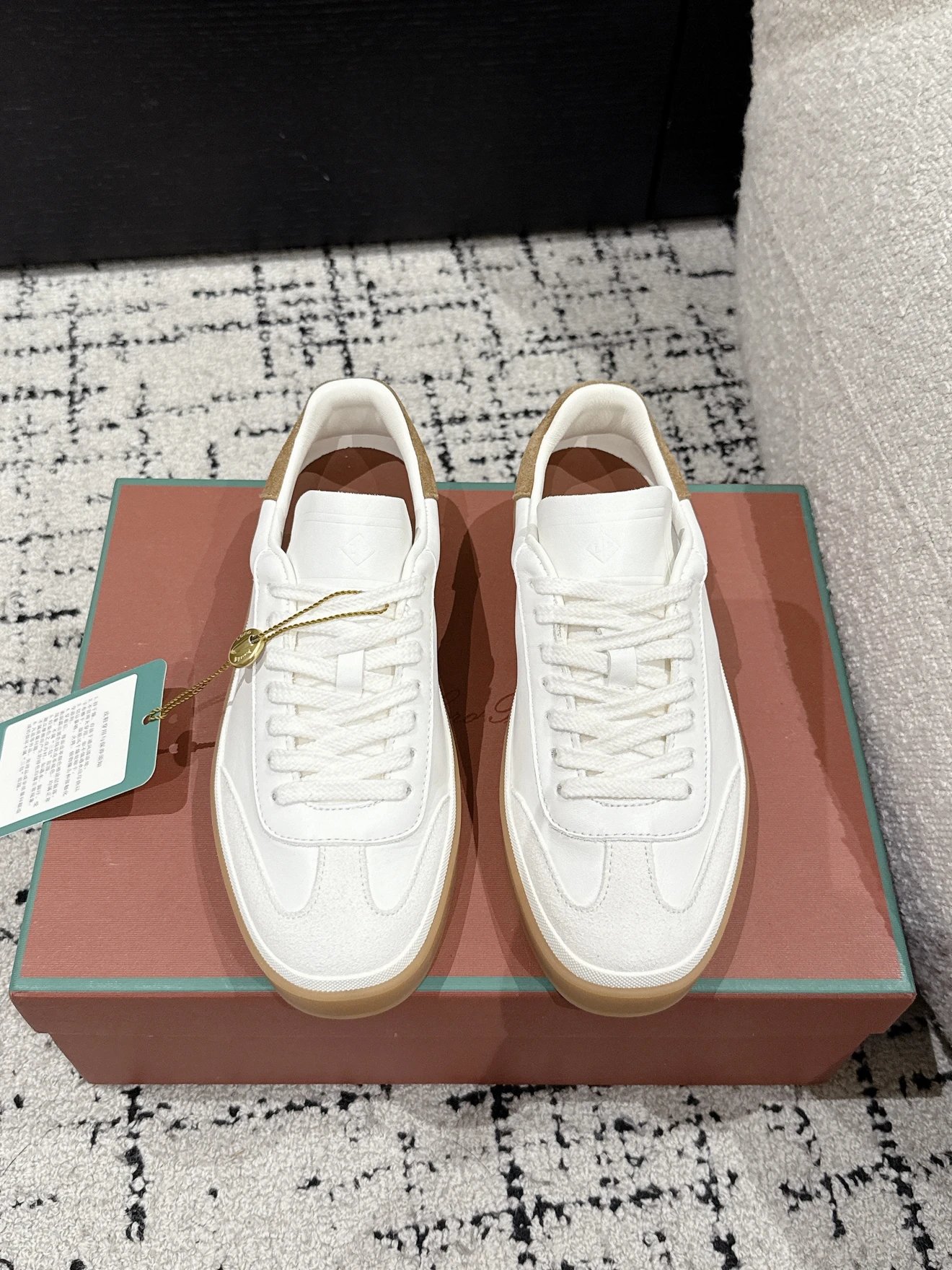 로로피아나 테니스 워크 스니커즈