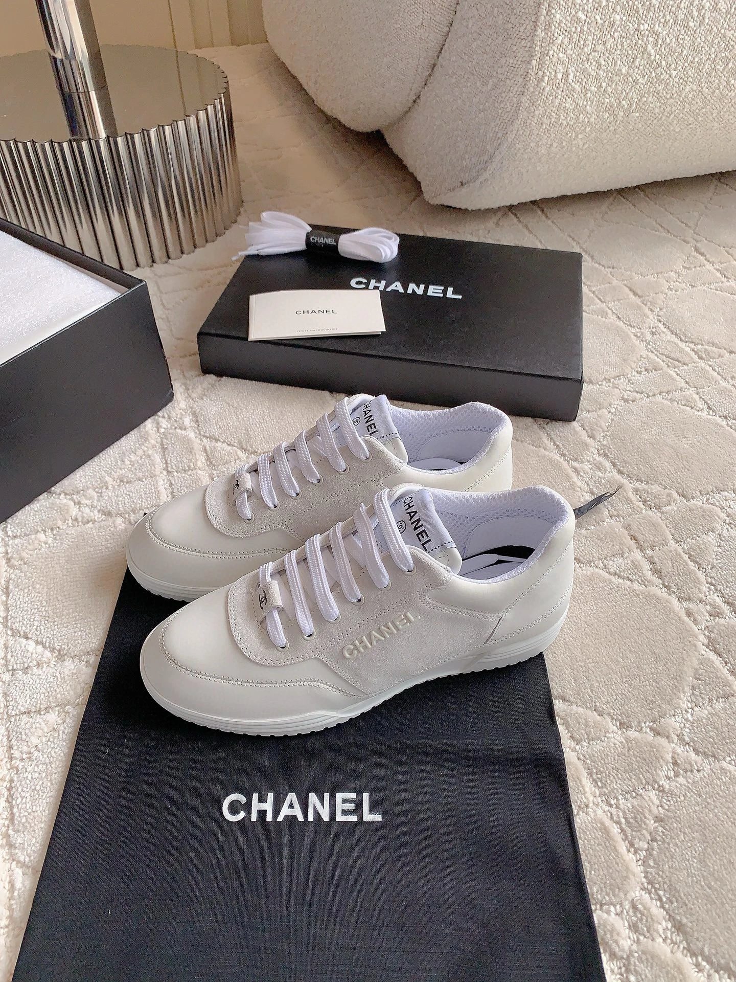 샤넬 스웨이드 레더 로고 스니커즈