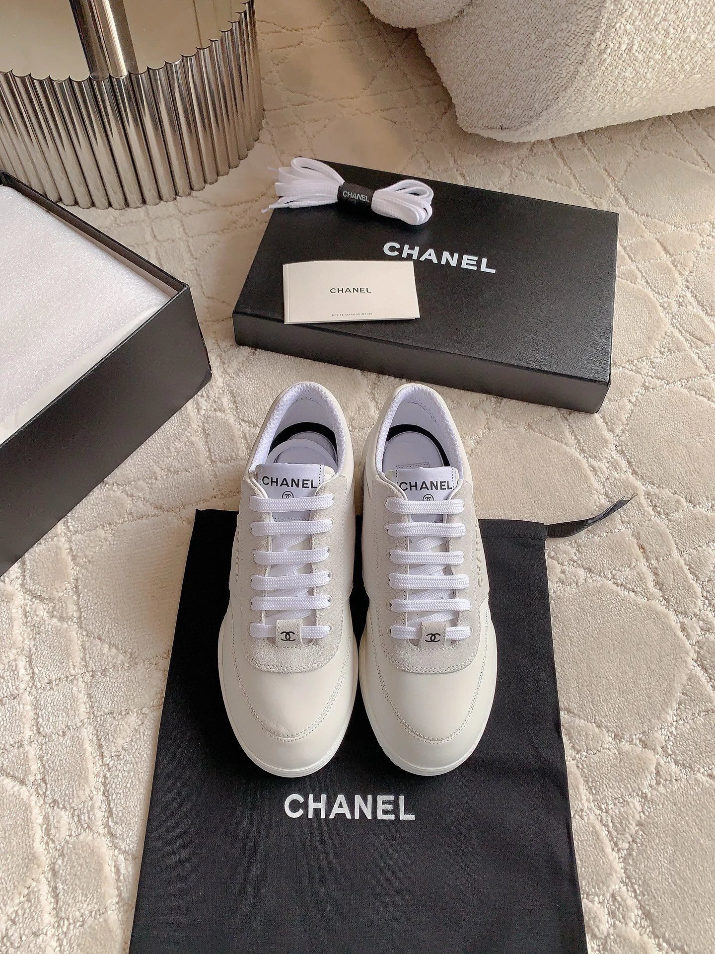 샤넬 스웨이드 레더 로고 스니커즈