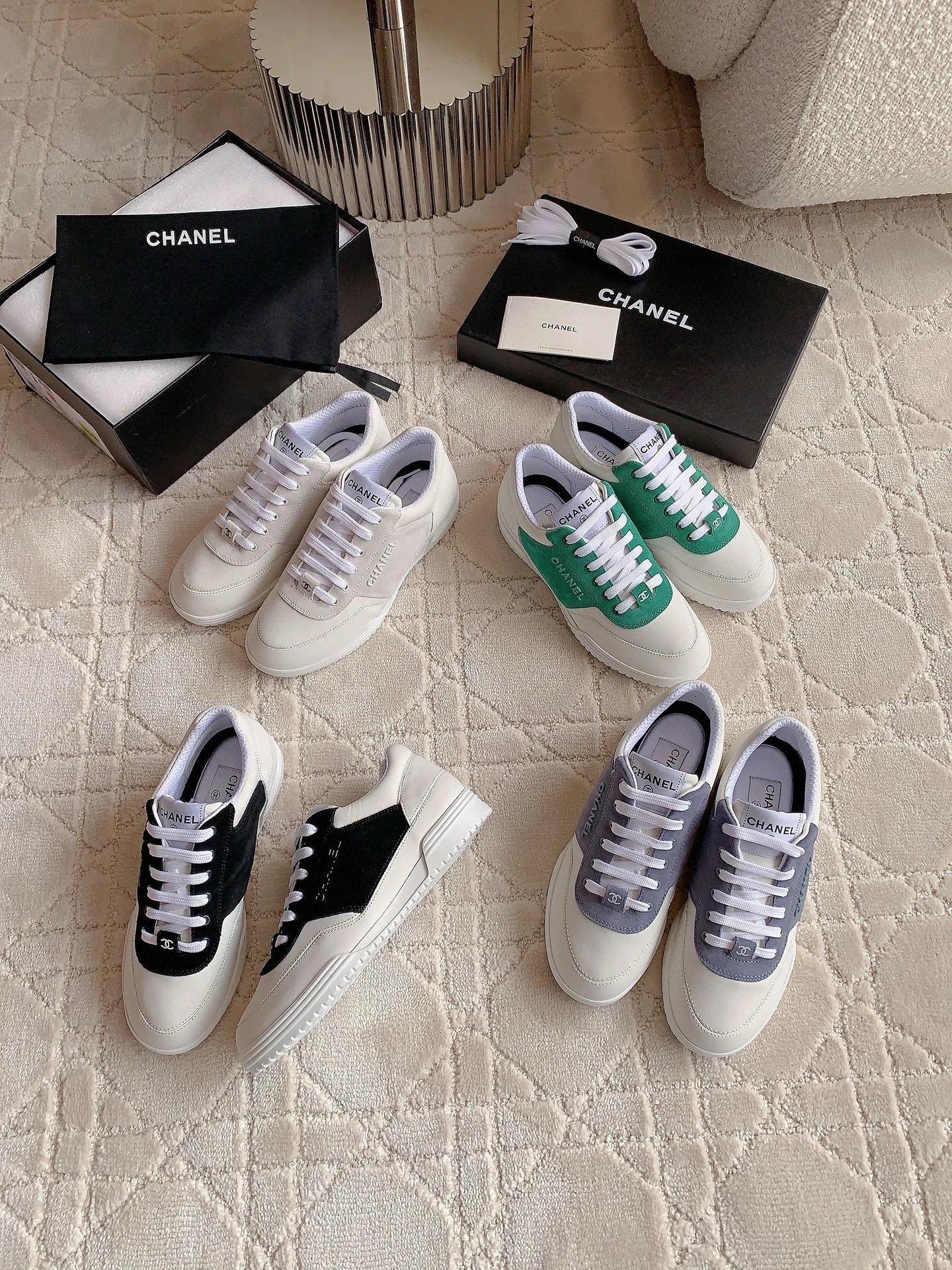 샤넬 스웨이드 레더 로고 스니커즈