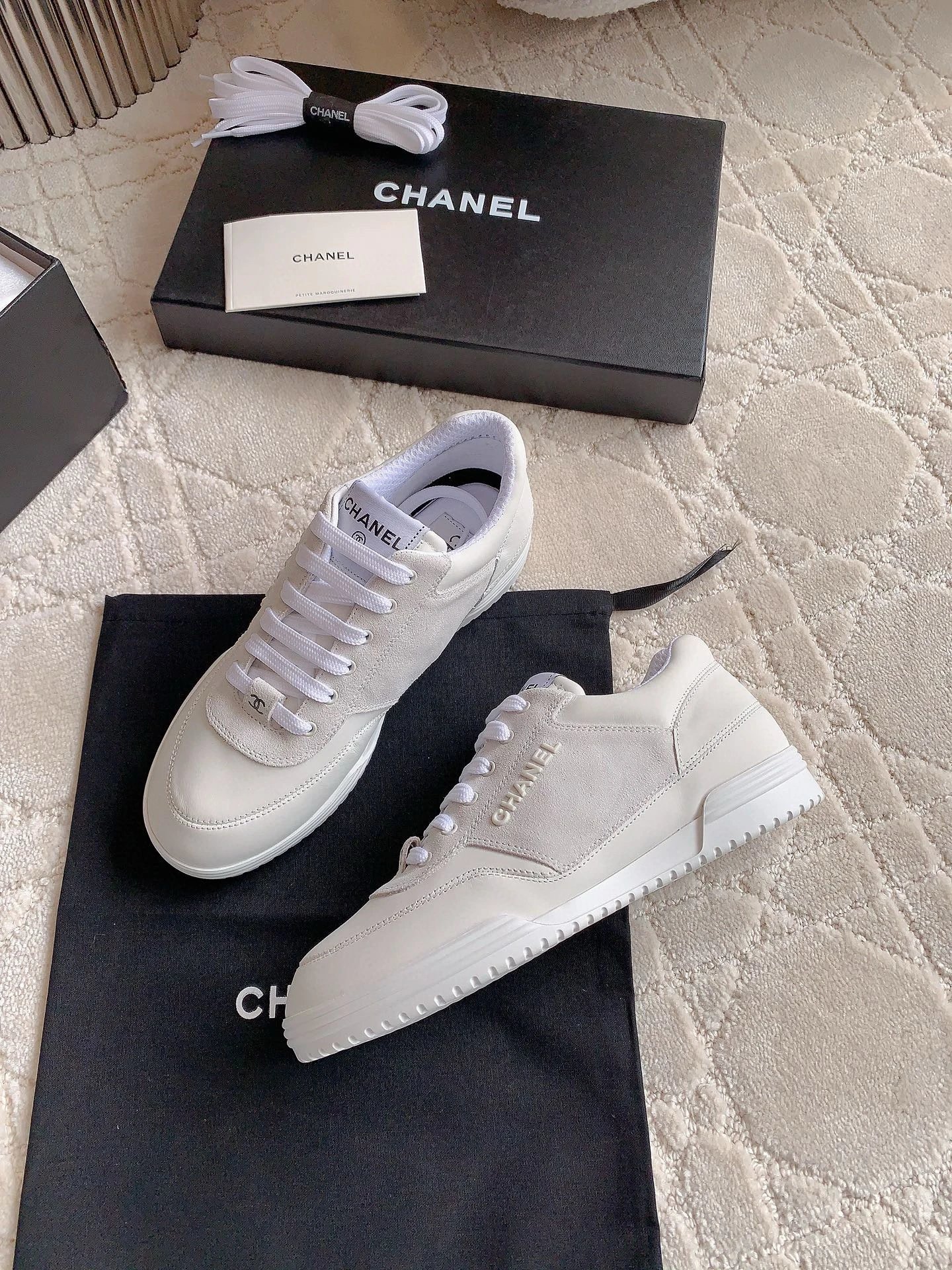 샤넬 스웨이드 레더 로고 스니커즈