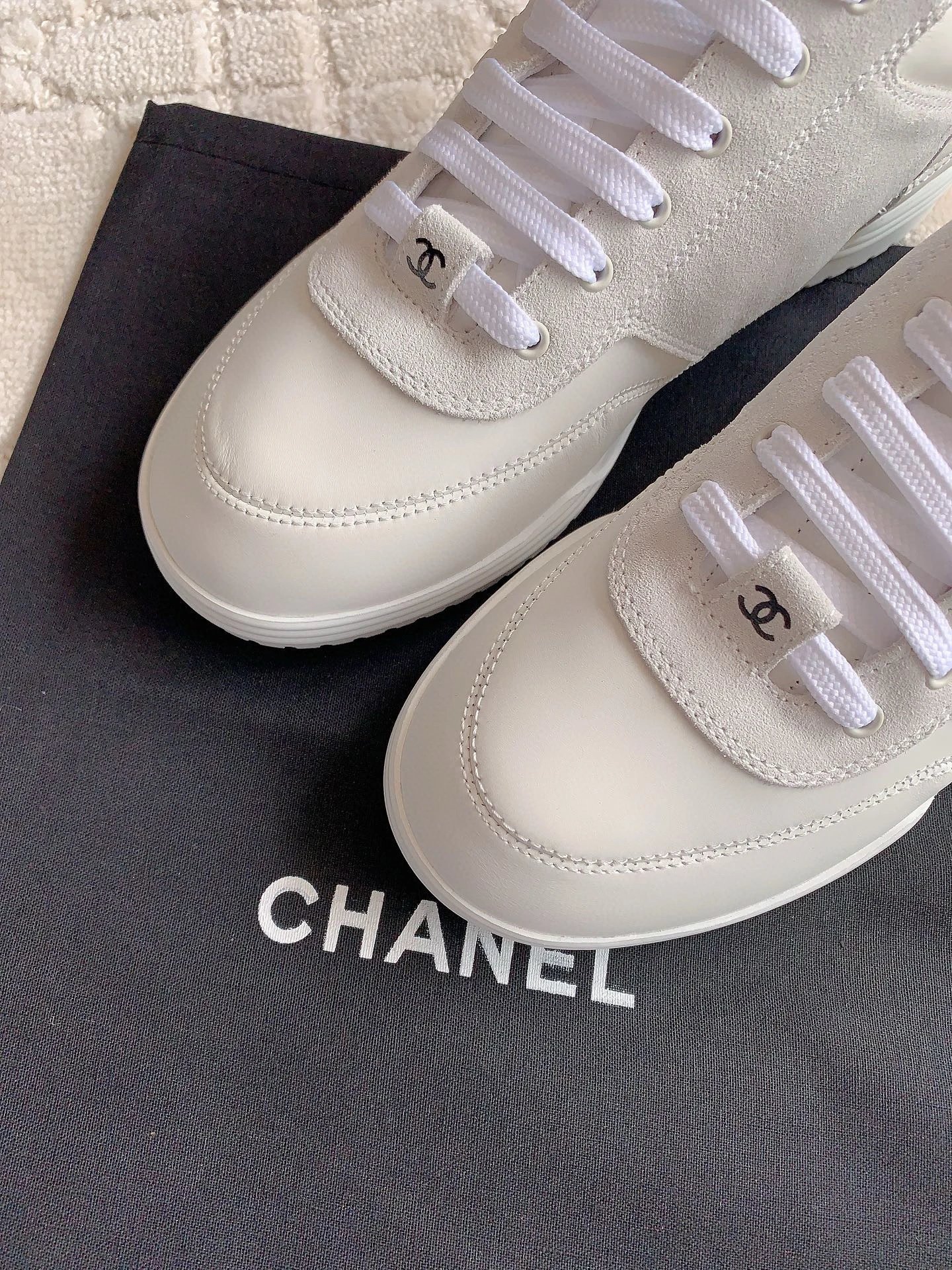 샤넬 스웨이드 레더 로고 스니커즈