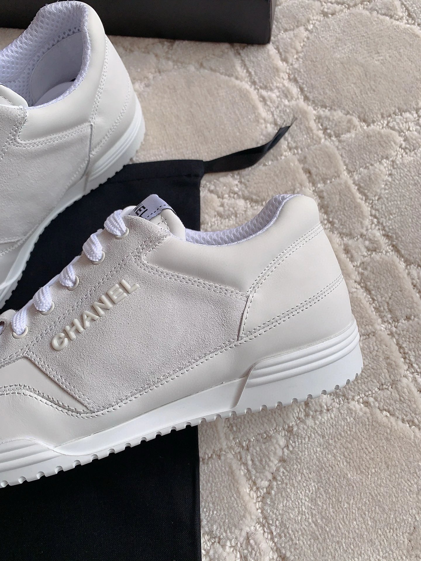 샤넬 스웨이드 레더 로고 스니커즈