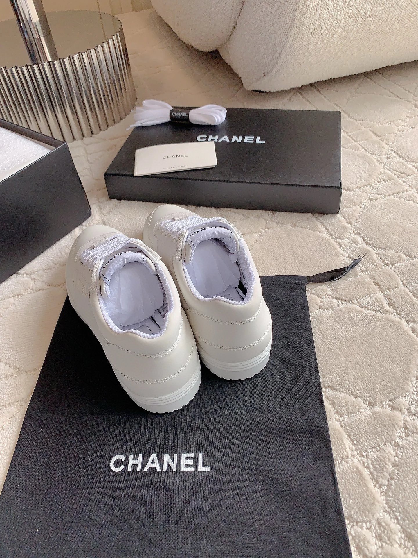 샤넬 스웨이드 레더 로고 스니커즈