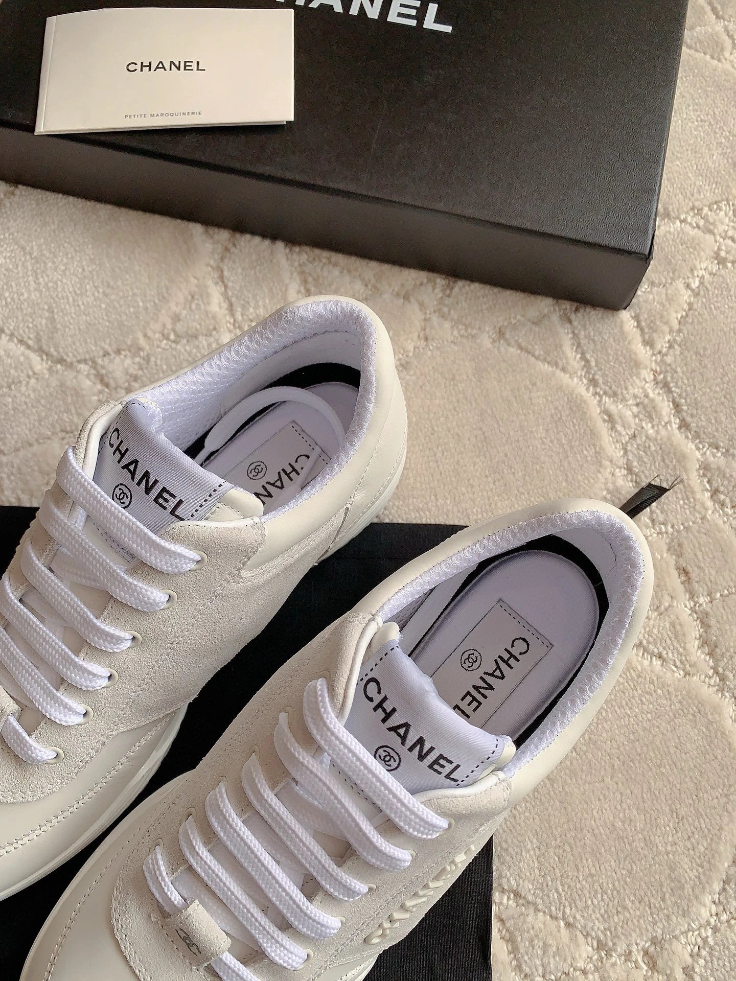 샤넬 스웨이드 레더 로고 스니커즈