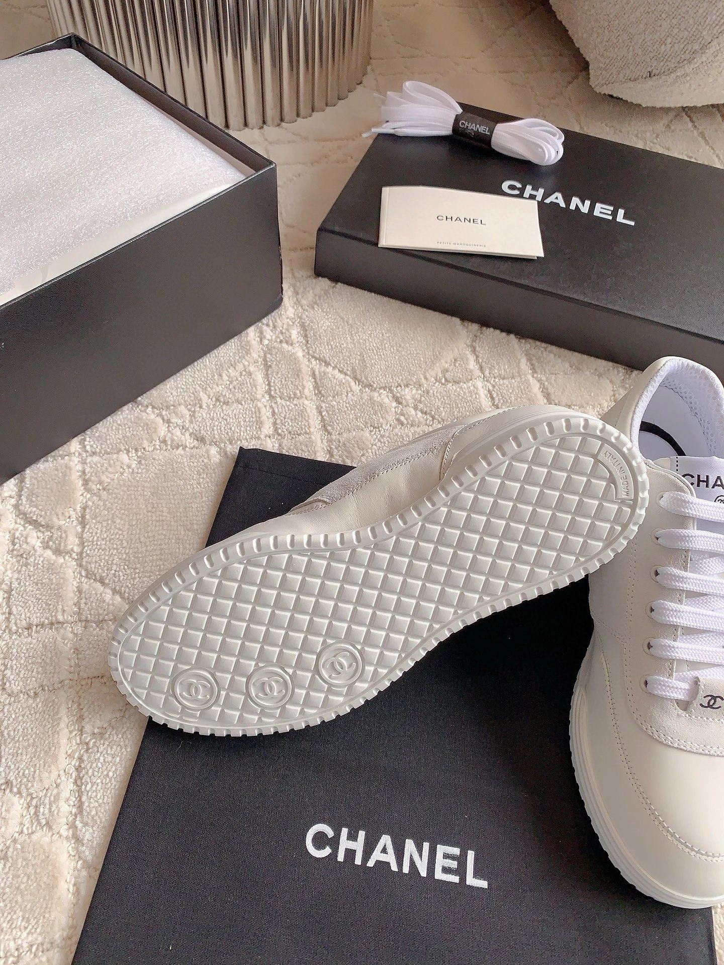 샤넬 스웨이드 레더 로고 스니커즈