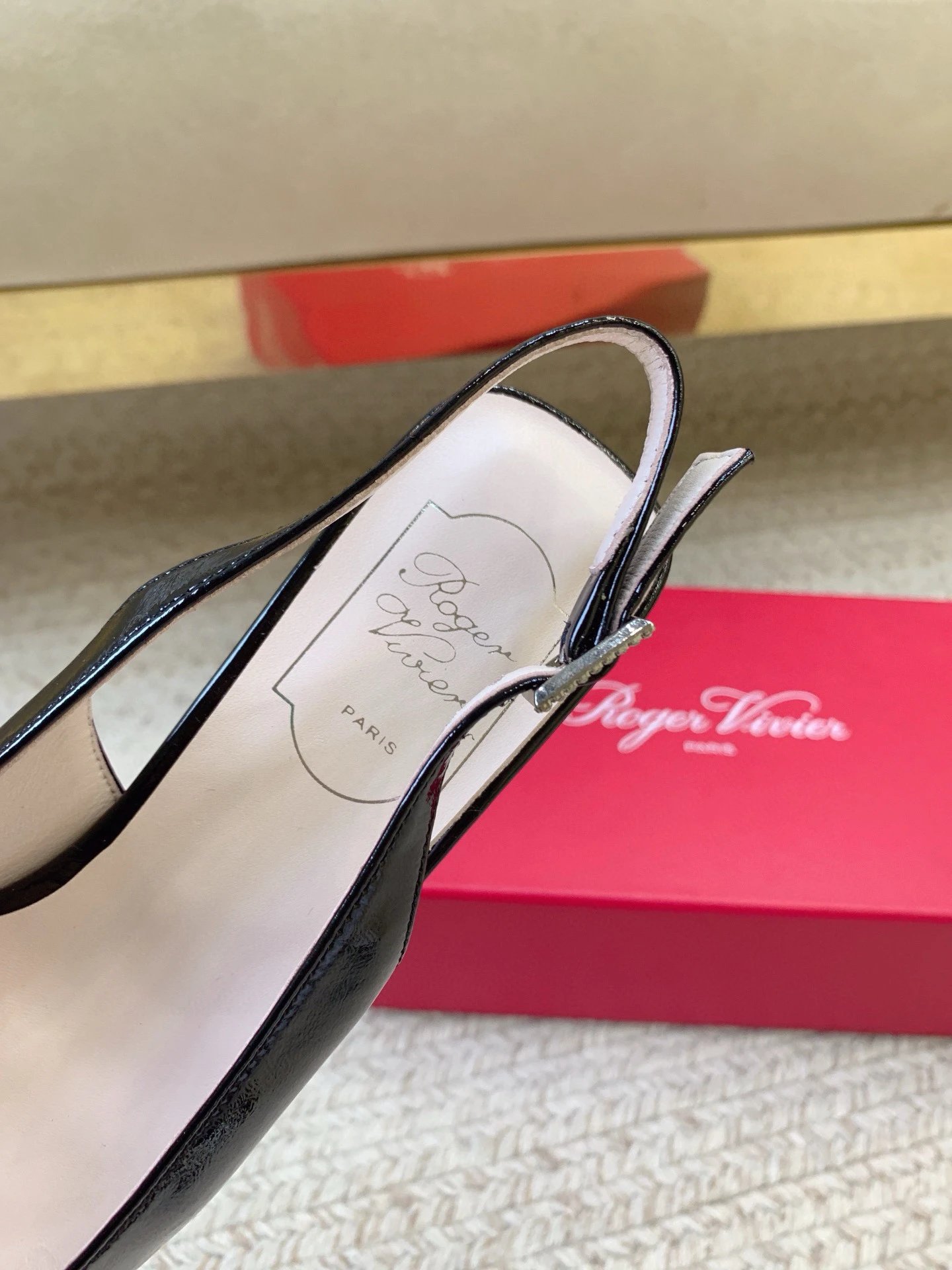 로저 비비에 슬링백 펌프스