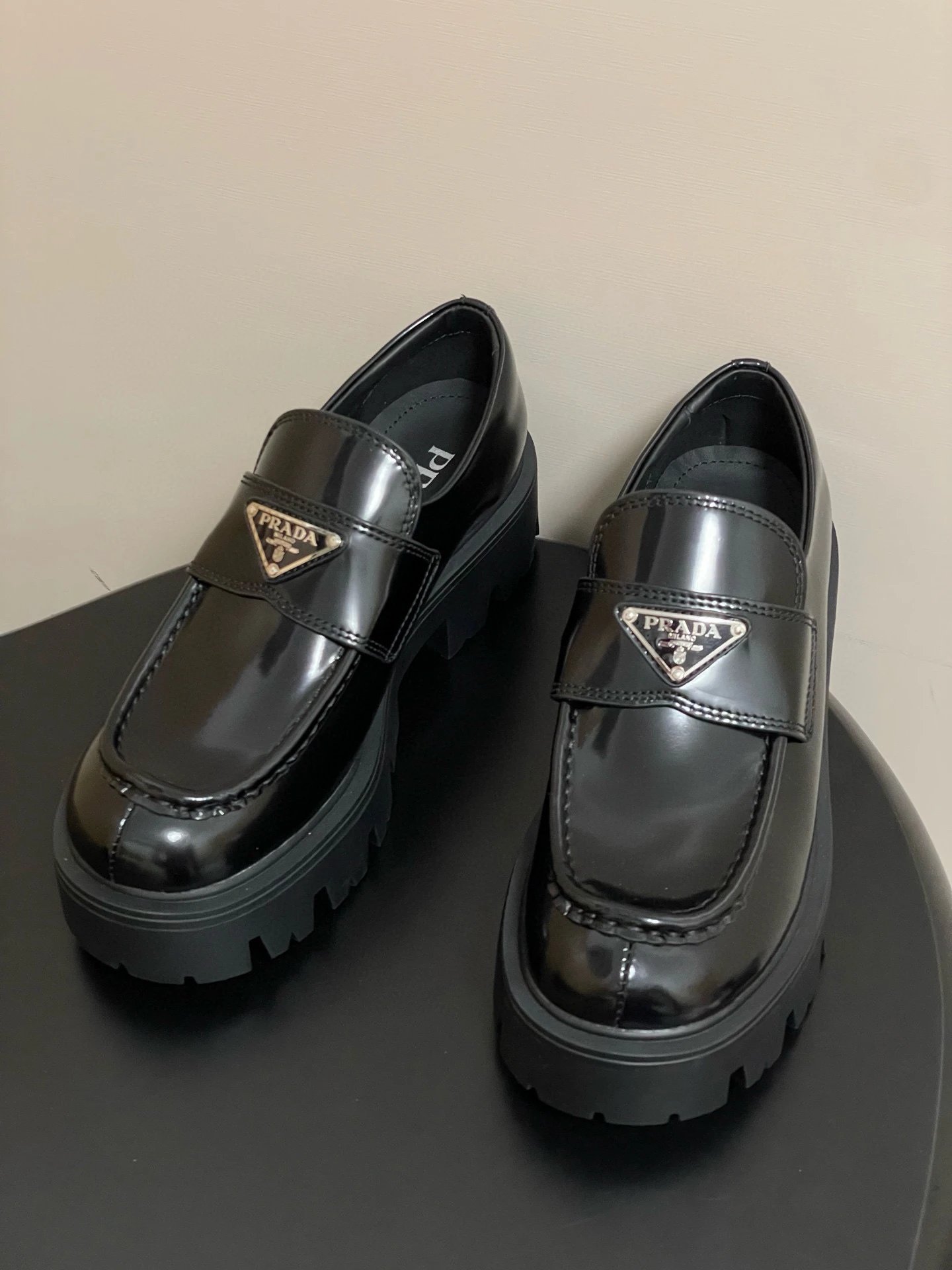 프라다 모놀리스 브러시드 가죽 로퍼