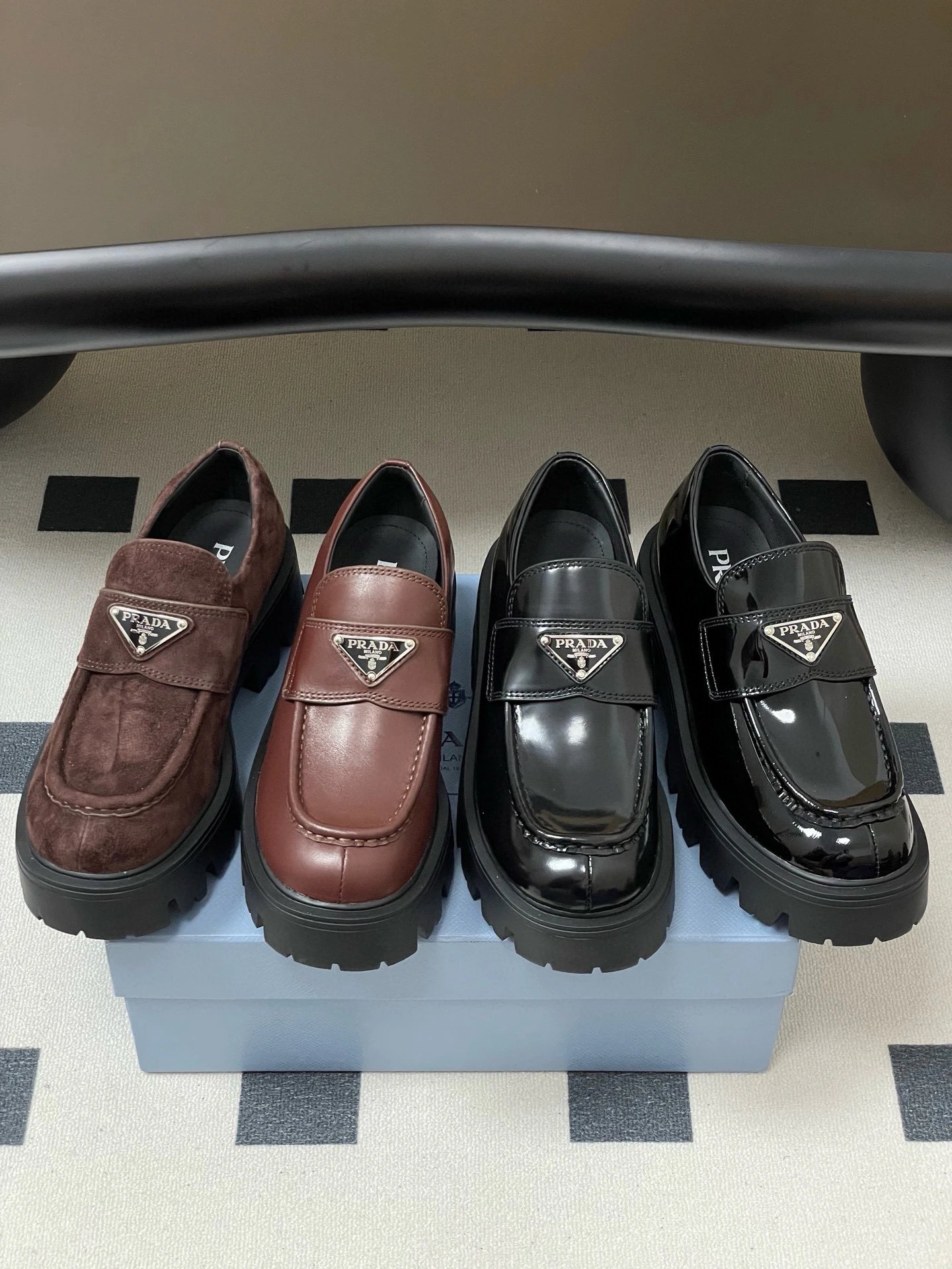 프라다 모놀리스 브러시드 가죽 로퍼