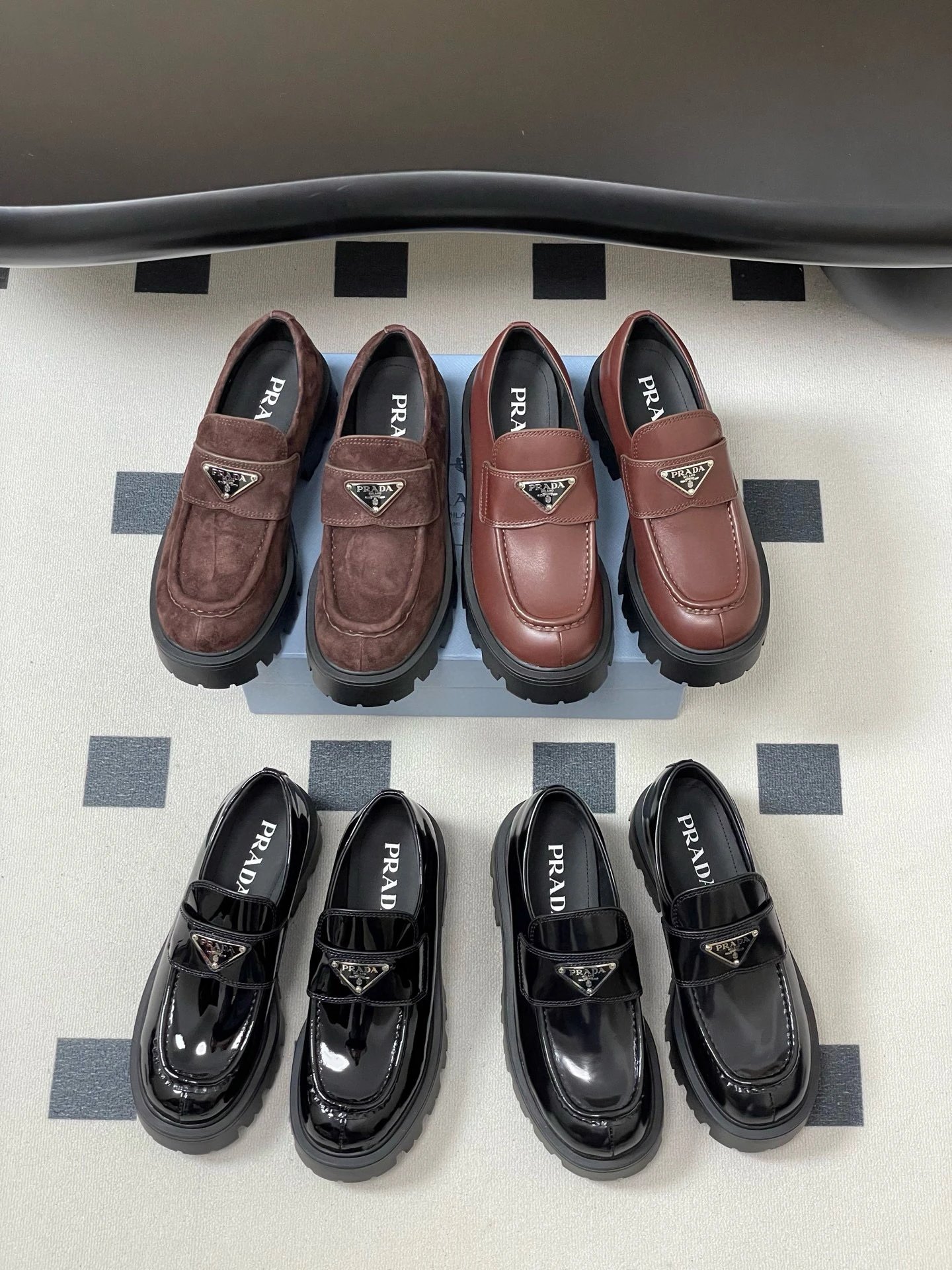 프라다 모놀리스 브러시드 가죽 로퍼